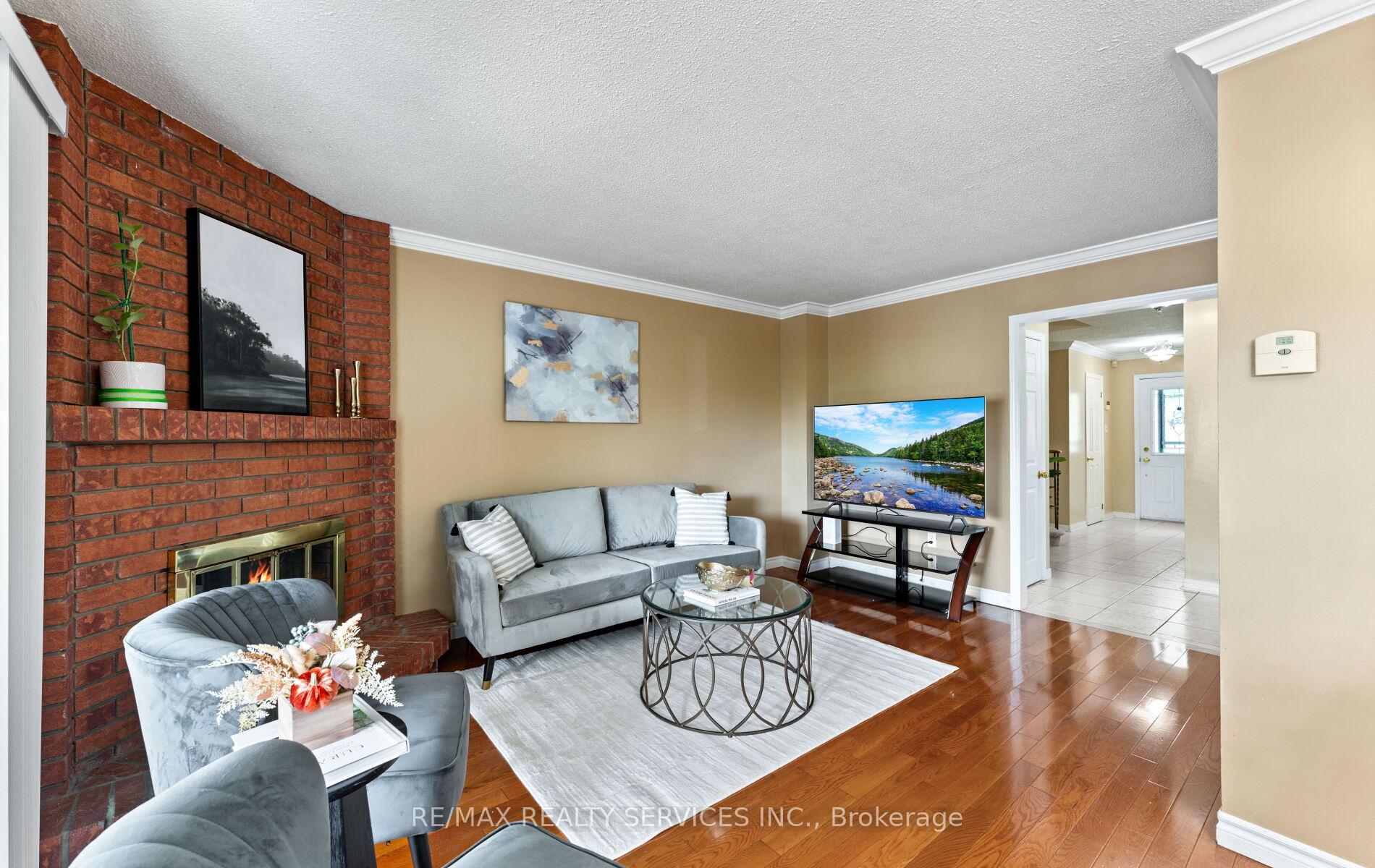 Photo 8 of 39 Autumn Glen Circle, Etobicoke, West Humber-Clairville — HOMEH