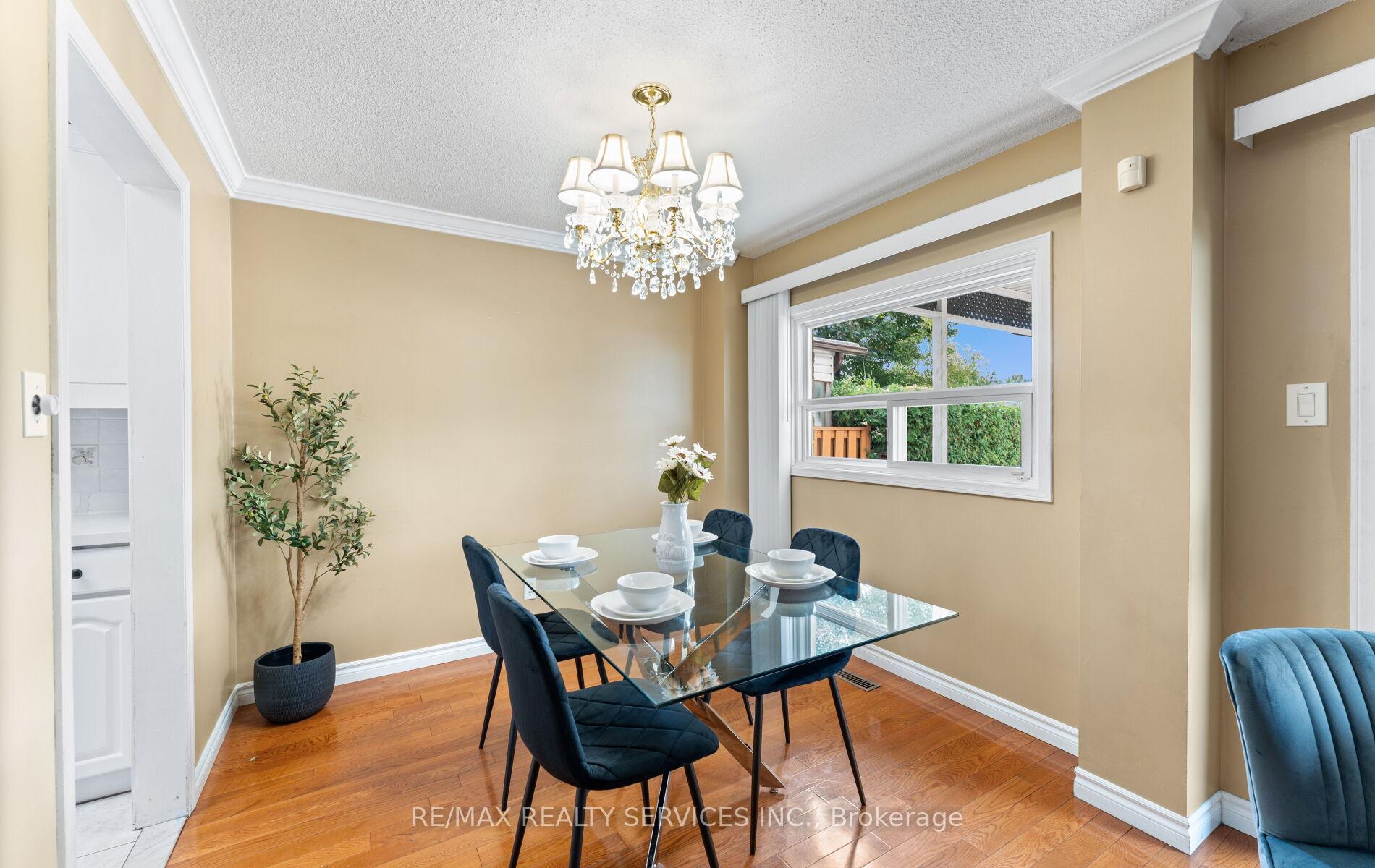 Photo 11 of 39 Autumn Glen Circle, Etobicoke, West Humber-Clairville — HOMEH