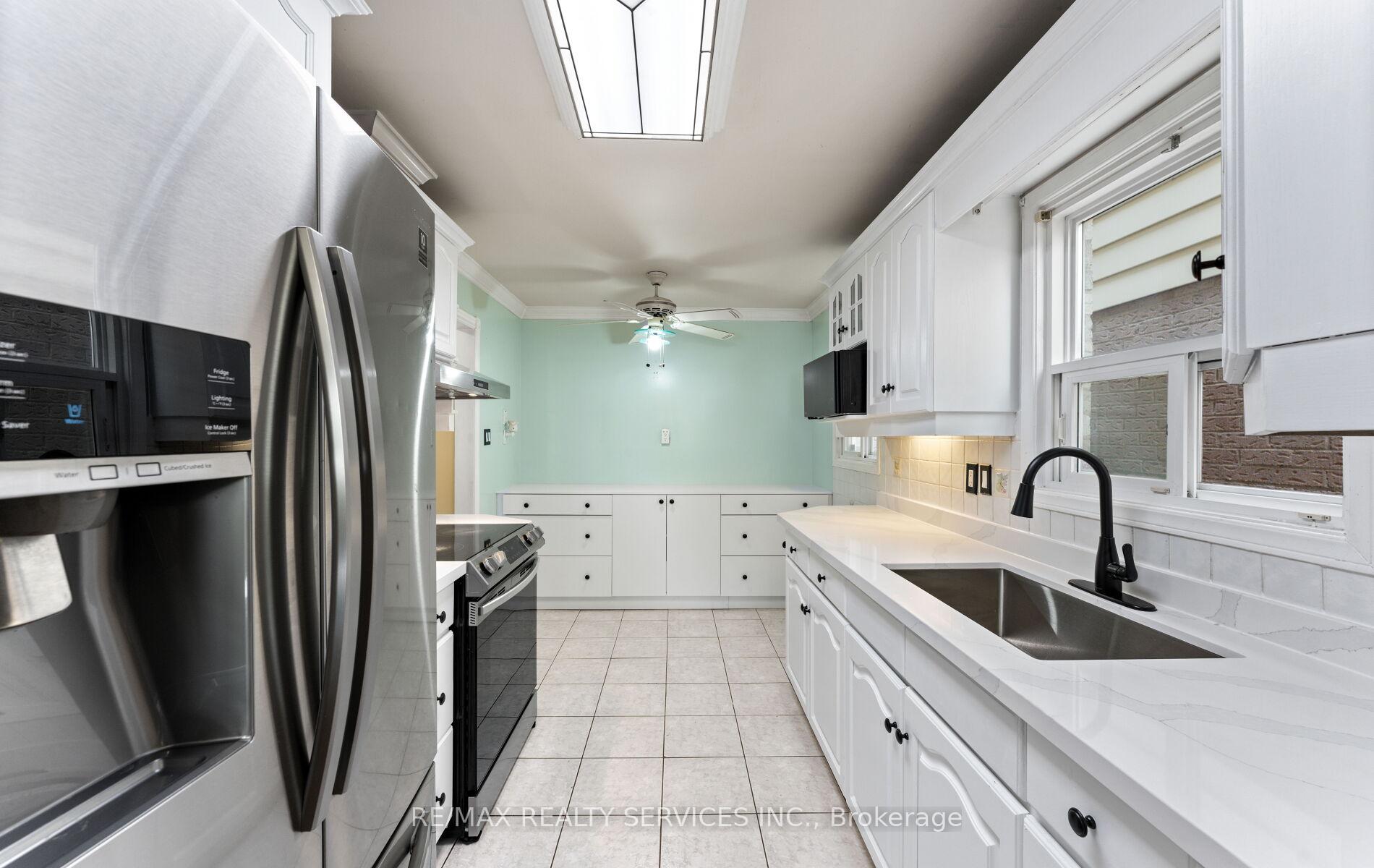 Photo 12 of 39 Autumn Glen Circle, Etobicoke, West Humber-Clairville — HOMEH