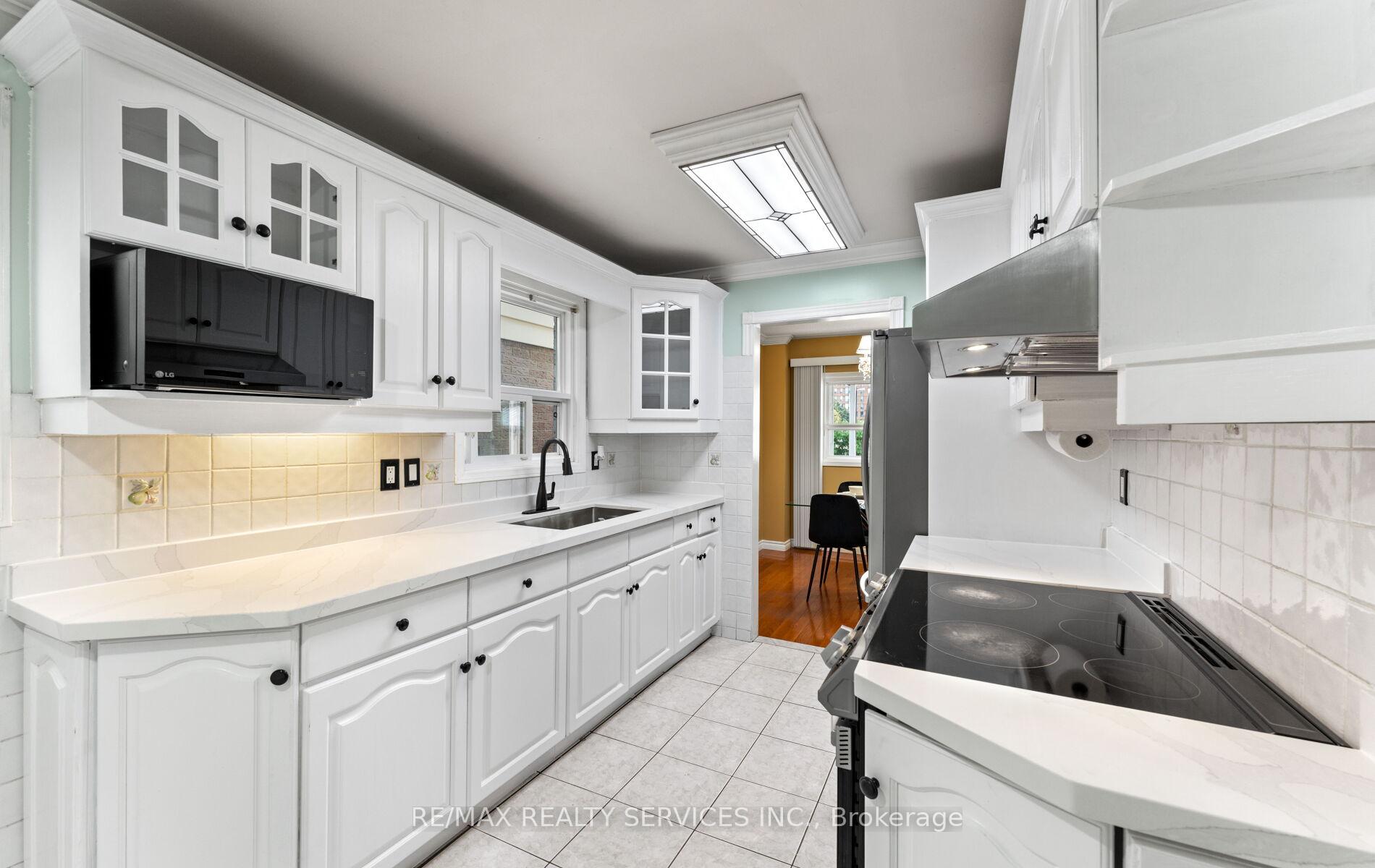 Photo 13 of 39 Autumn Glen Circle, Etobicoke, West Humber-Clairville — HOMEH