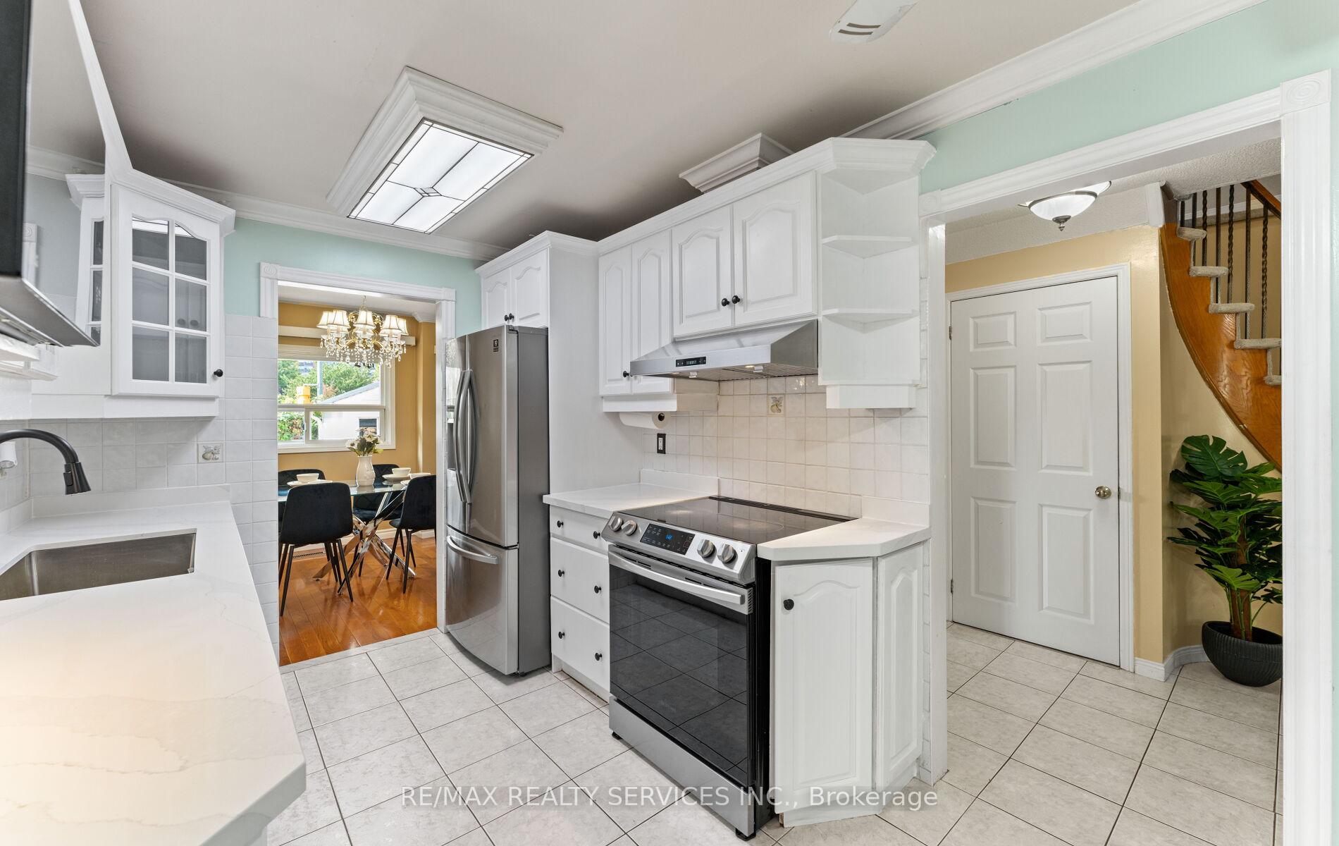 Photo 14 of 39 Autumn Glen Circle, Etobicoke, West Humber-Clairville — HOMEH
