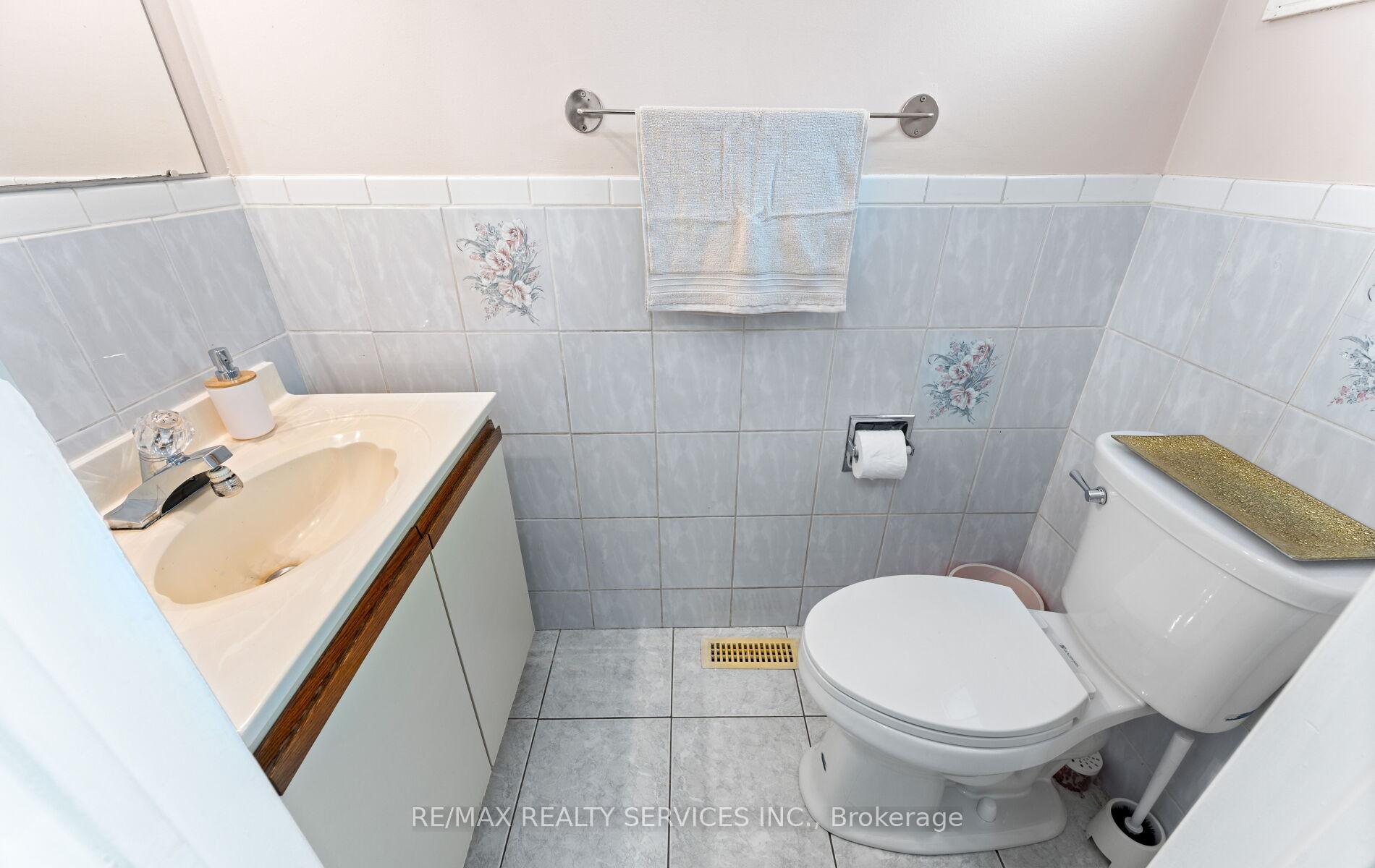 Photo 15 of 39 Autumn Glen Circle, Etobicoke, West Humber-Clairville — HOMEH