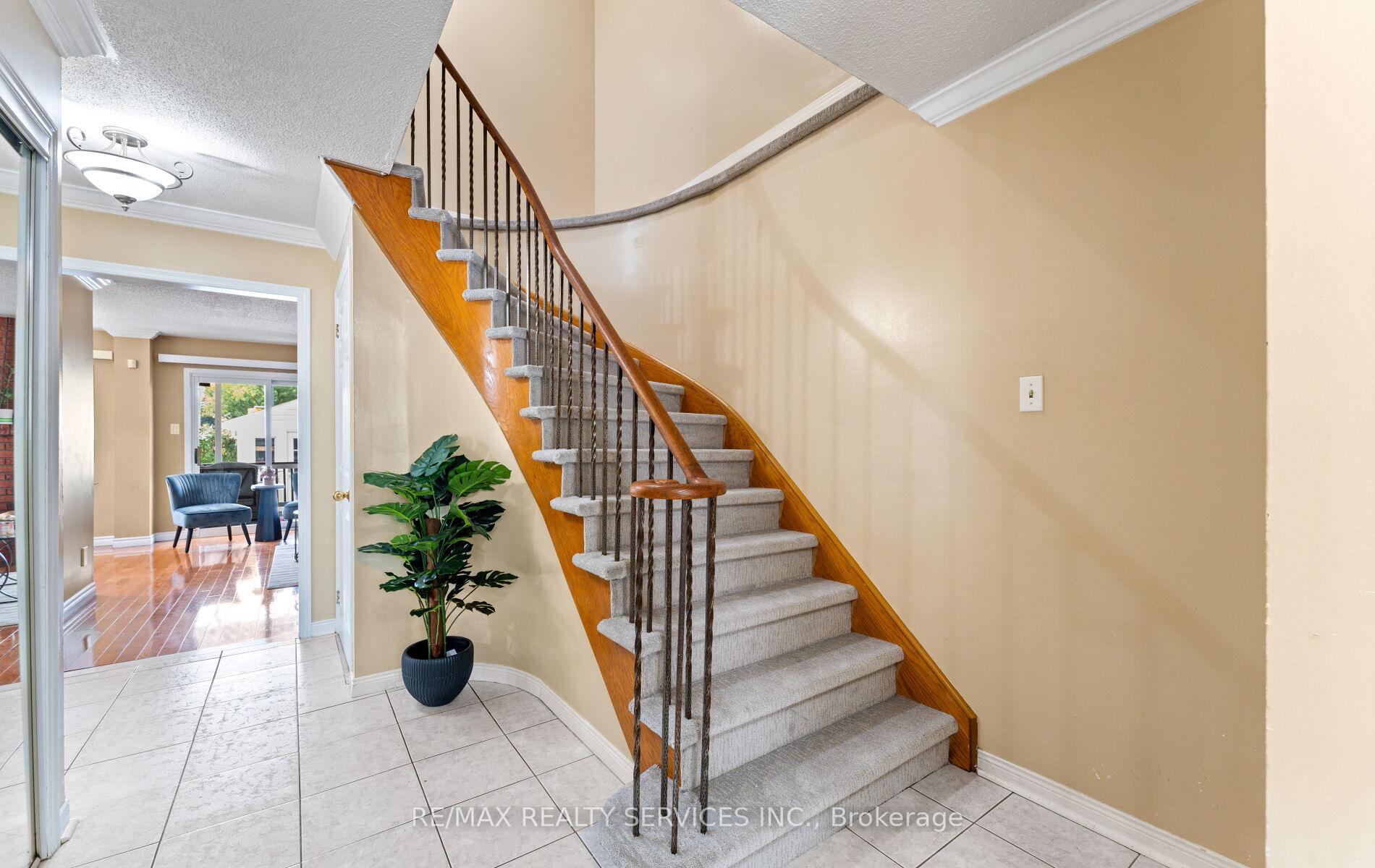 Photo 16 of 39 Autumn Glen Circle, Etobicoke, West Humber-Clairville — HOMEH