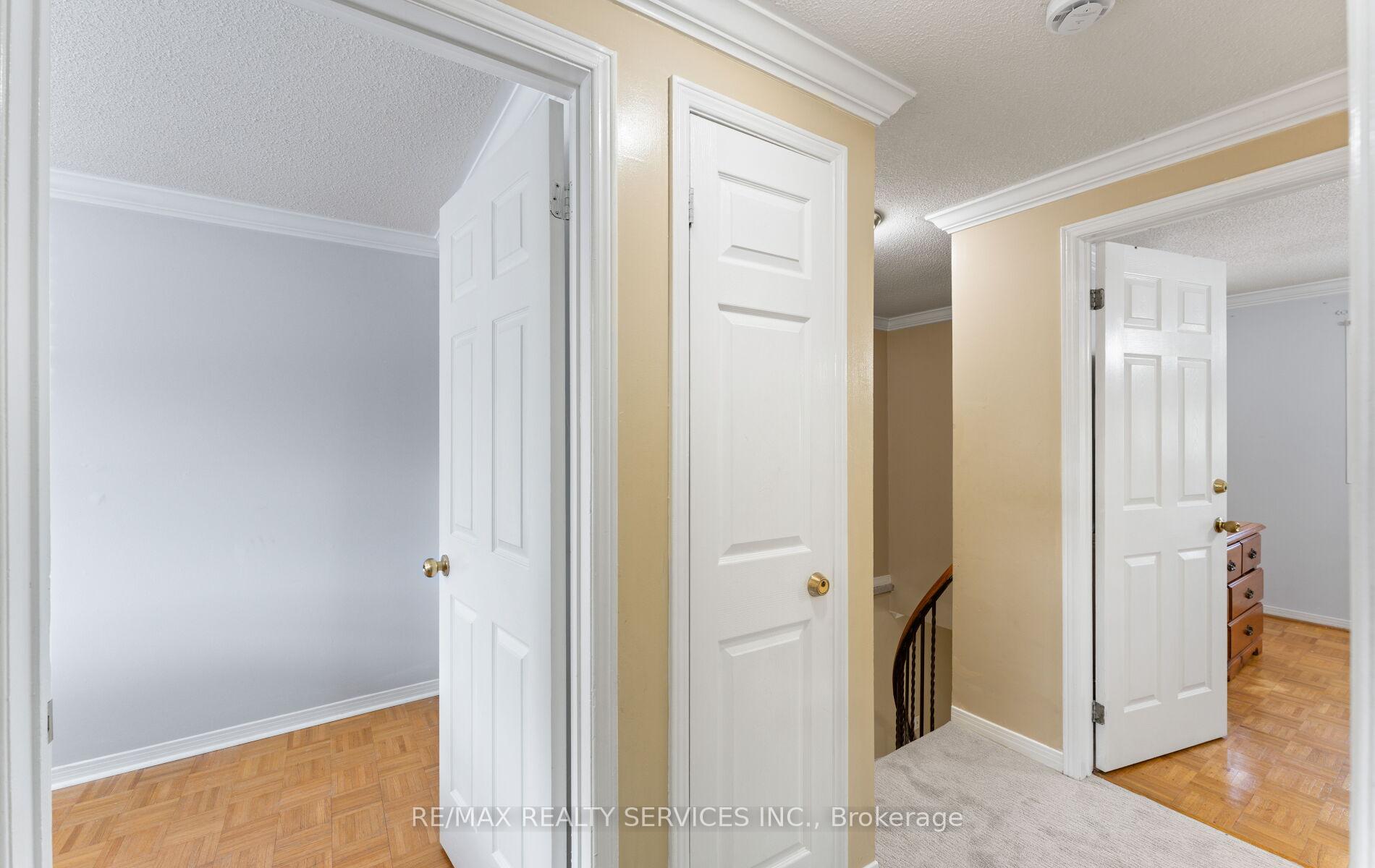 Photo 17 of 39 Autumn Glen Circle, Etobicoke, West Humber-Clairville — HOMEH