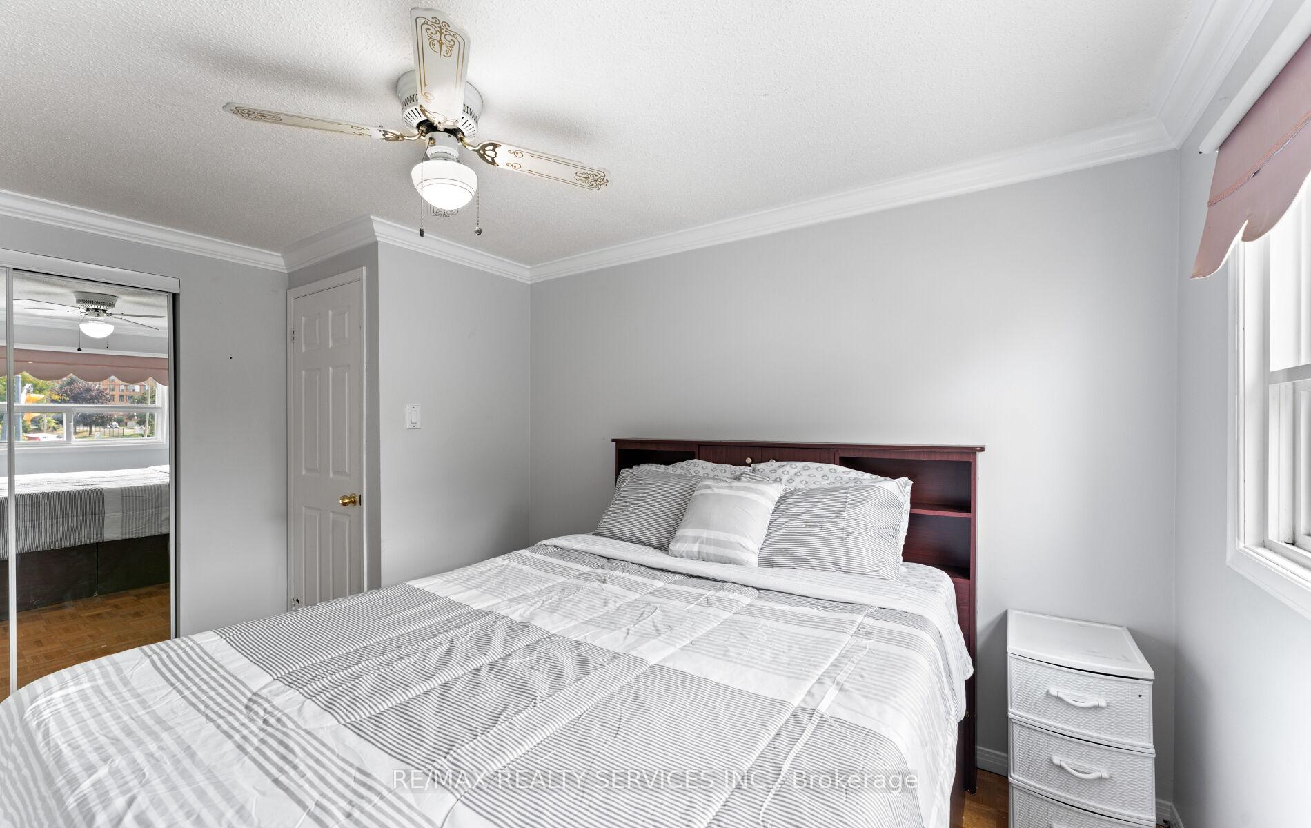 Photo 18 of 39 Autumn Glen Circle, Etobicoke, West Humber-Clairville — HOMEH