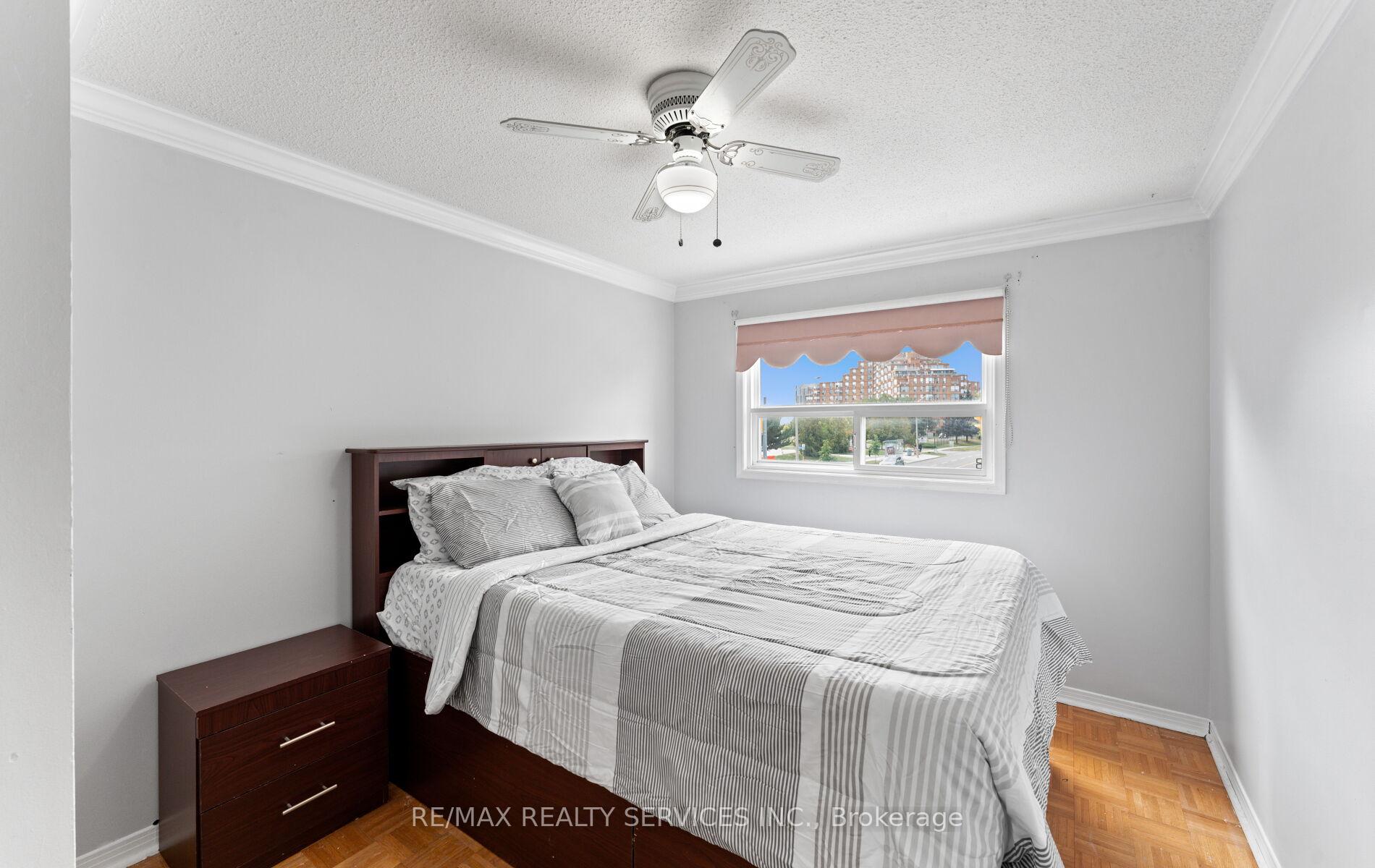 Photo 19 of 39 Autumn Glen Circle, Etobicoke, West Humber-Clairville — HOMEH