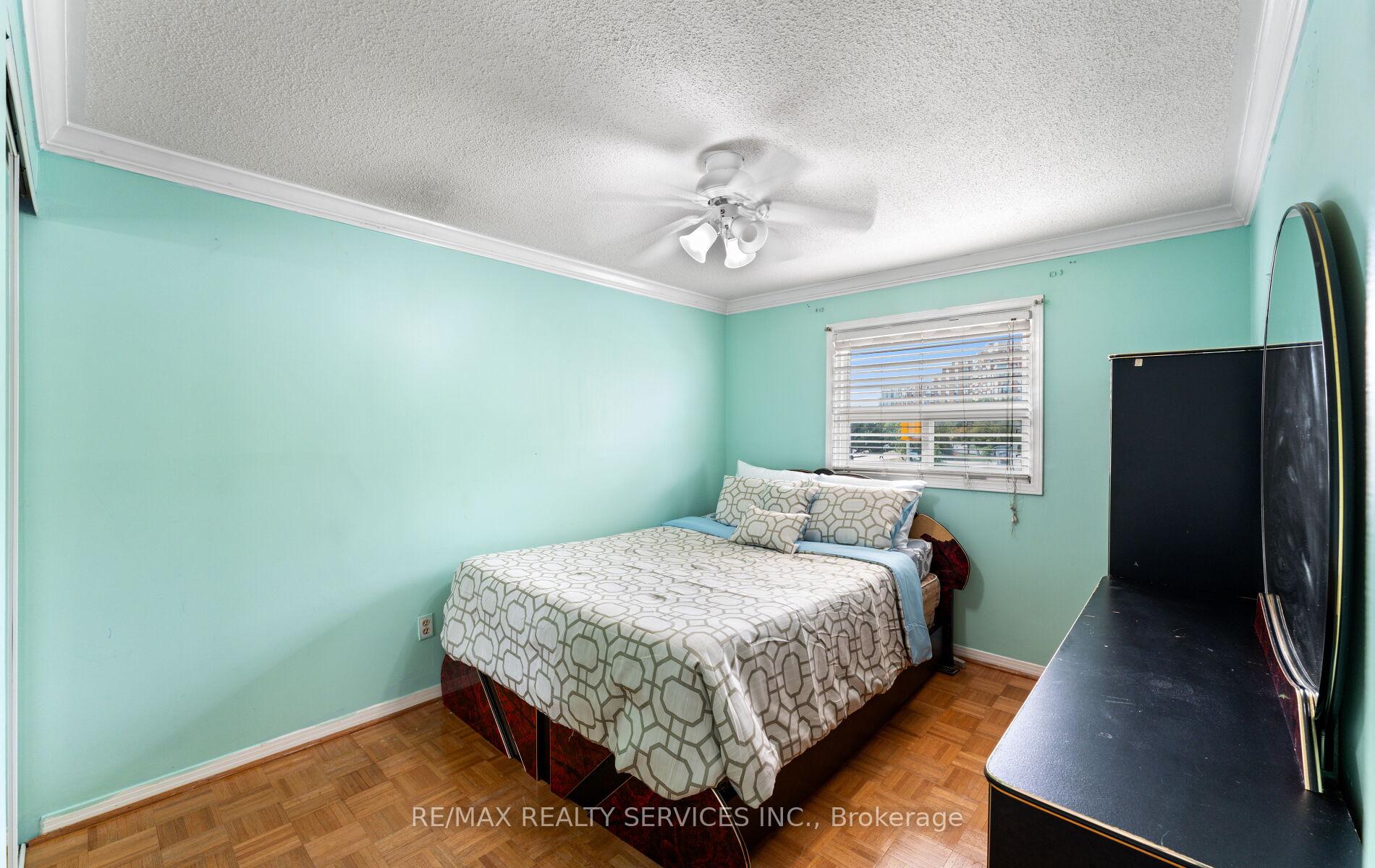 Photo 20 of 39 Autumn Glen Circle, Etobicoke, West Humber-Clairville — HOMEH