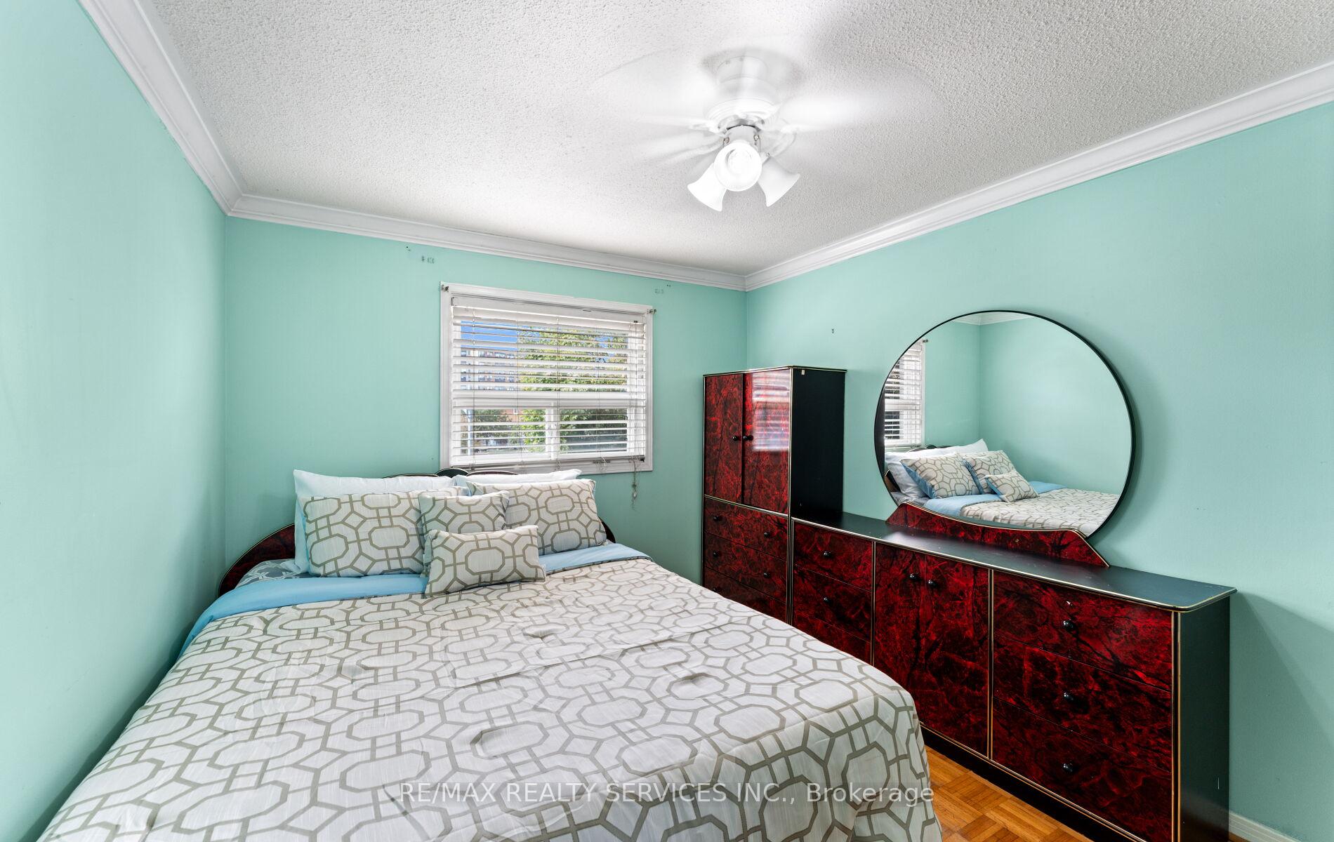 Photo 21 of 39 Autumn Glen Circle, Etobicoke, West Humber-Clairville — HOMEH