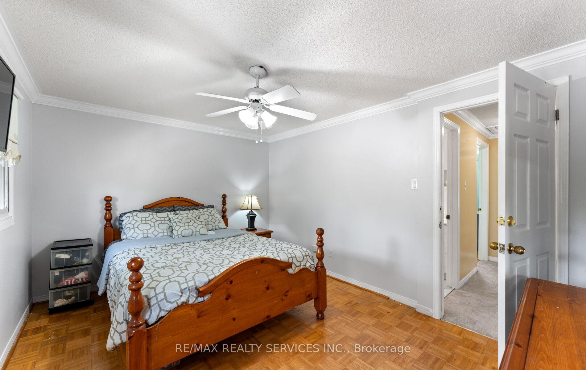 Photo 23 of 39 Autumn Glen Circle, Etobicoke, West Humber-Clairville — HOMEH