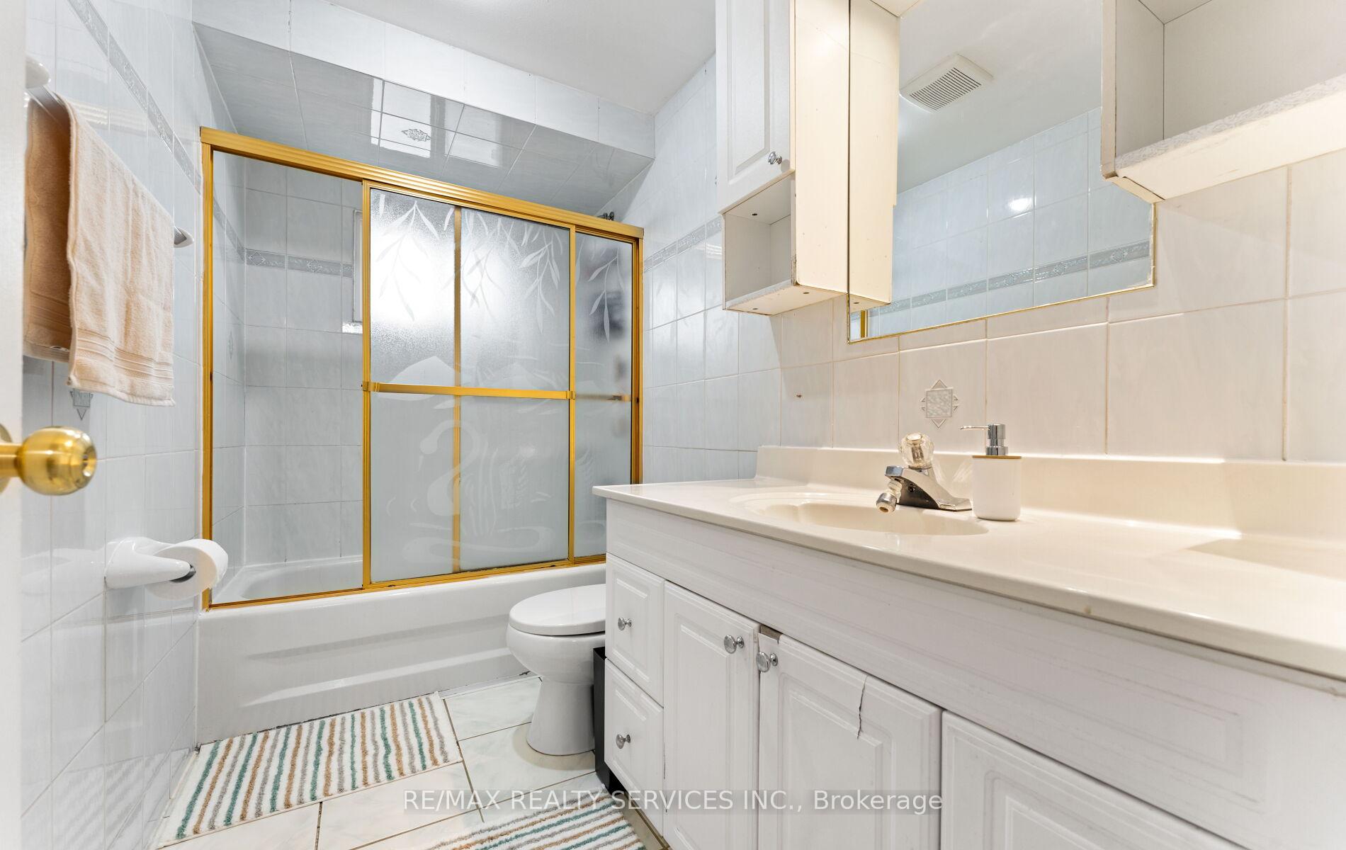 Photo 24 of 39 Autumn Glen Circle, Etobicoke, West Humber-Clairville — HOMEH