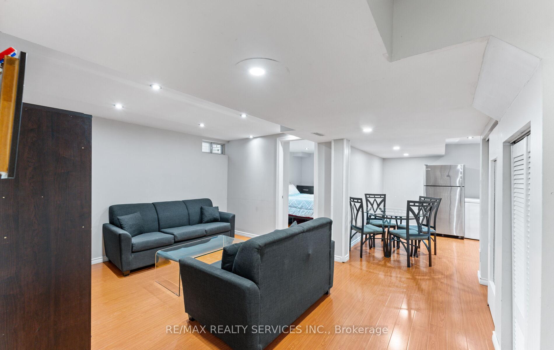 Photo 25 of 39 Autumn Glen Circle, Etobicoke, West Humber-Clairville — HOMEH