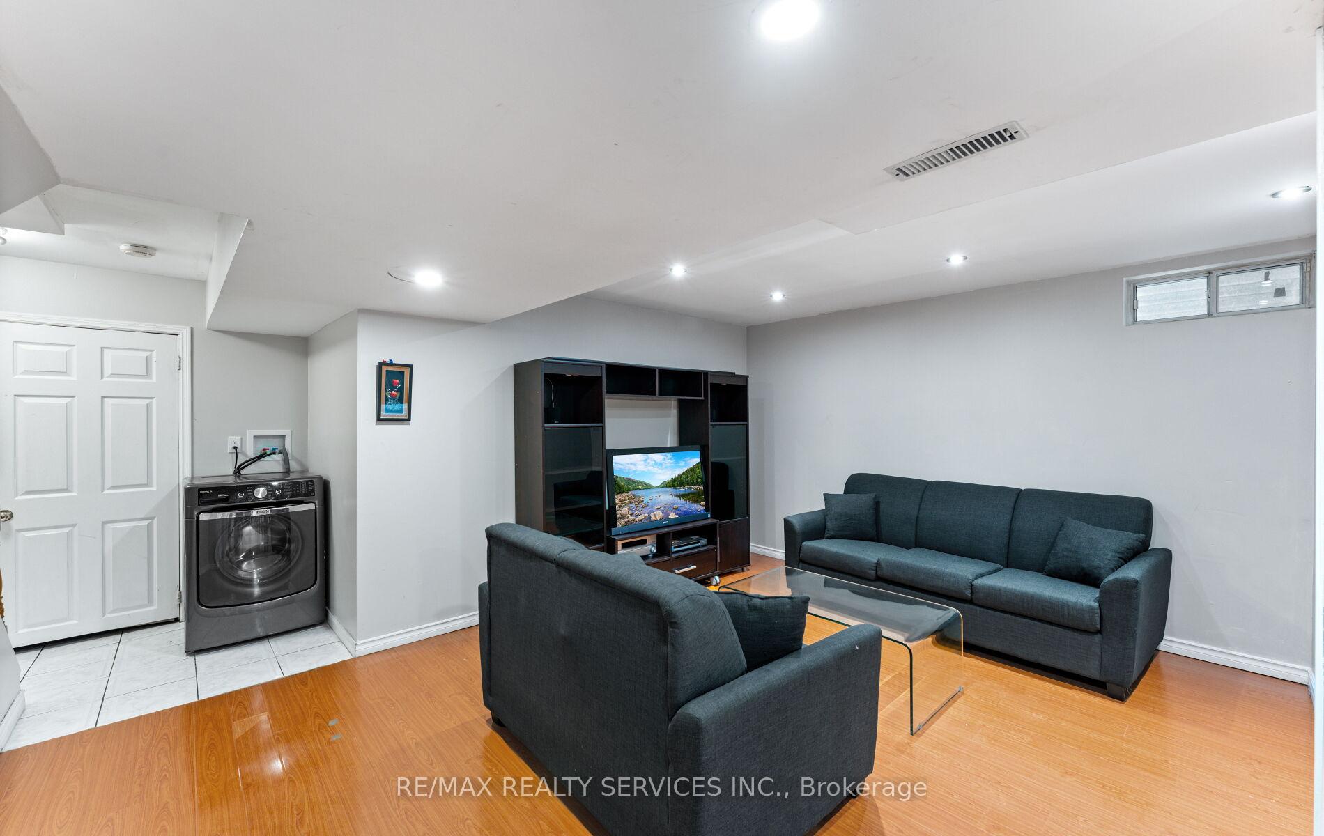 Photo 26 of 39 Autumn Glen Circle, Etobicoke, West Humber-Clairville — HOMEH