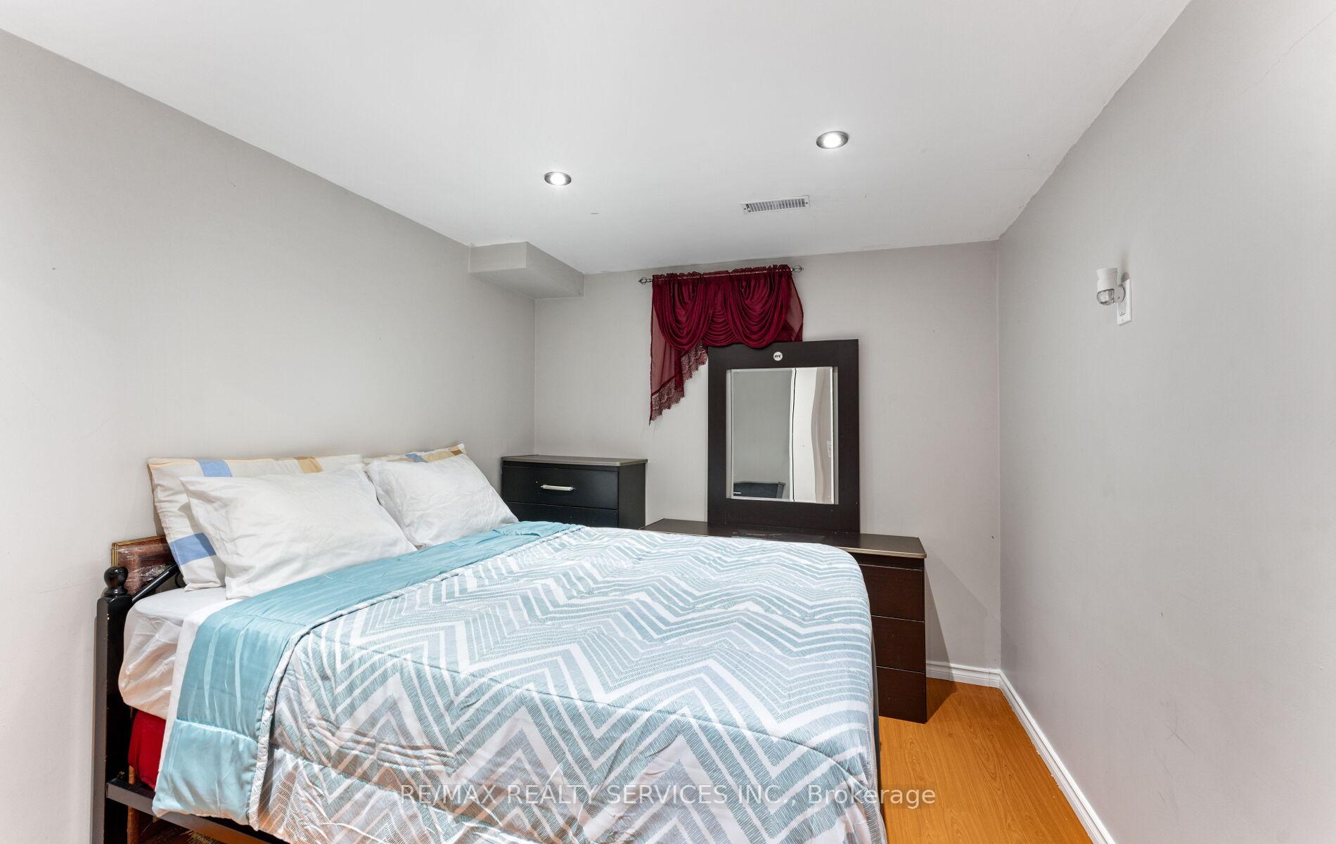 Photo 30 of 39 Autumn Glen Circle, Etobicoke, West Humber-Clairville — HOMEH