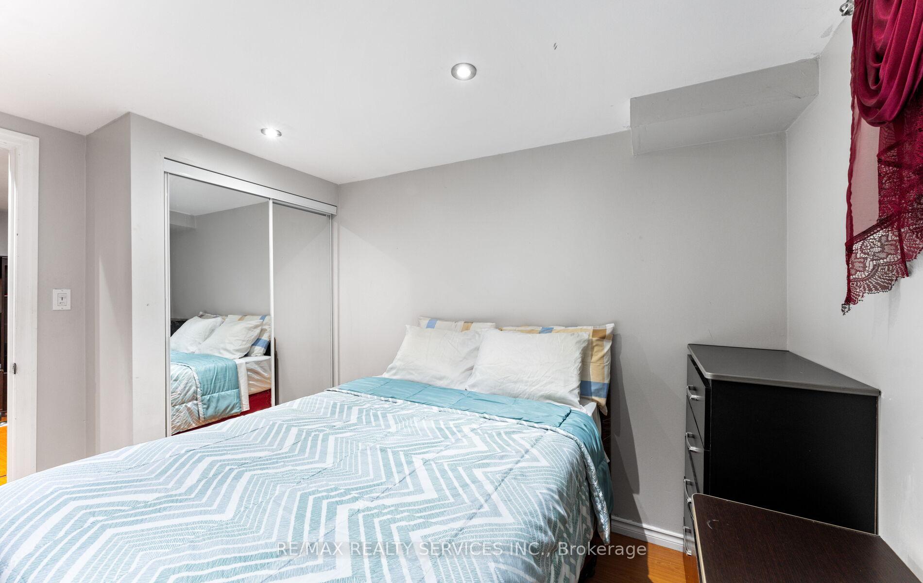 Photo 31 of 39 Autumn Glen Circle, Etobicoke, West Humber-Clairville — HOMEH