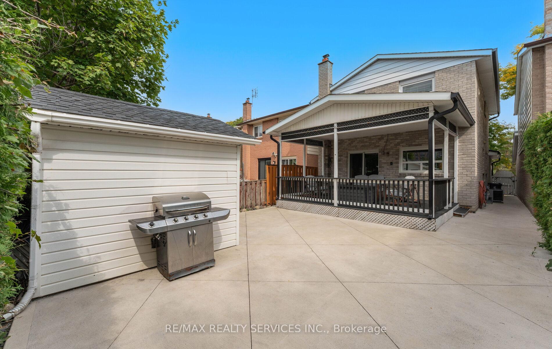 Photo 37 of 39 Autumn Glen Circle, Etobicoke, West Humber-Clairville — HOMEH