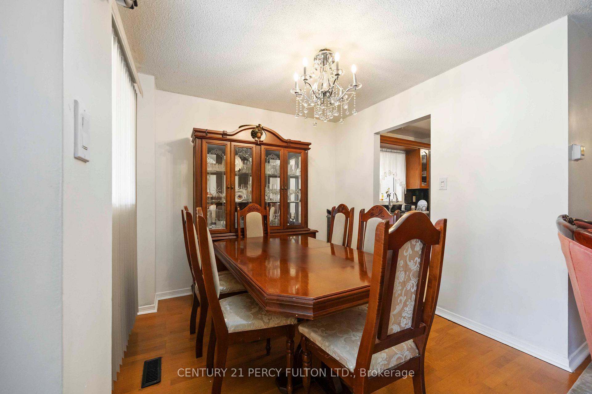 Photo 3 of 17 Woodsview Avenue, Etobicoke, West Humber-Clairville — HOMEH