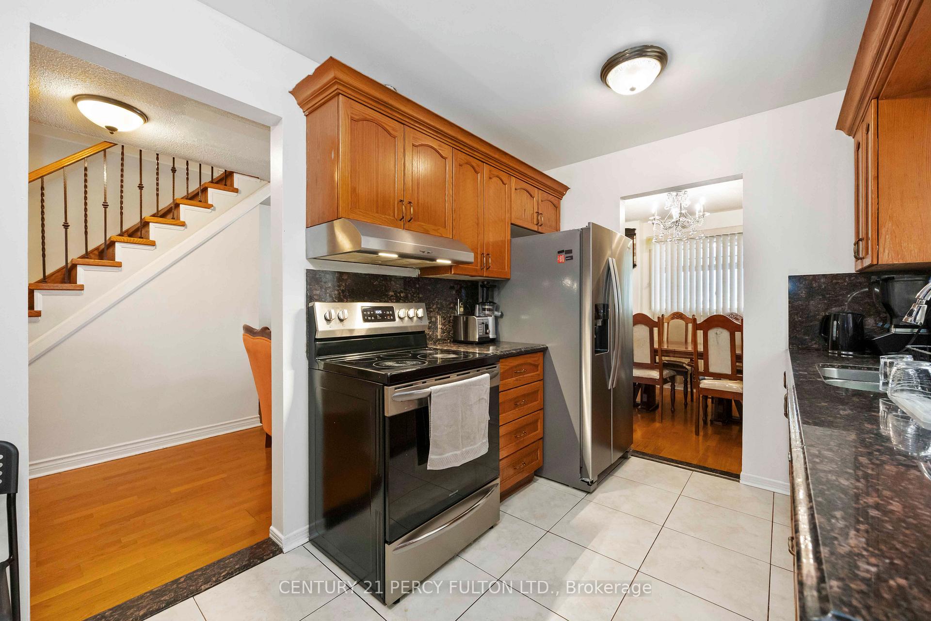 Photo 7 of 17 Woodsview Avenue, Etobicoke, West Humber-Clairville — HOMEH