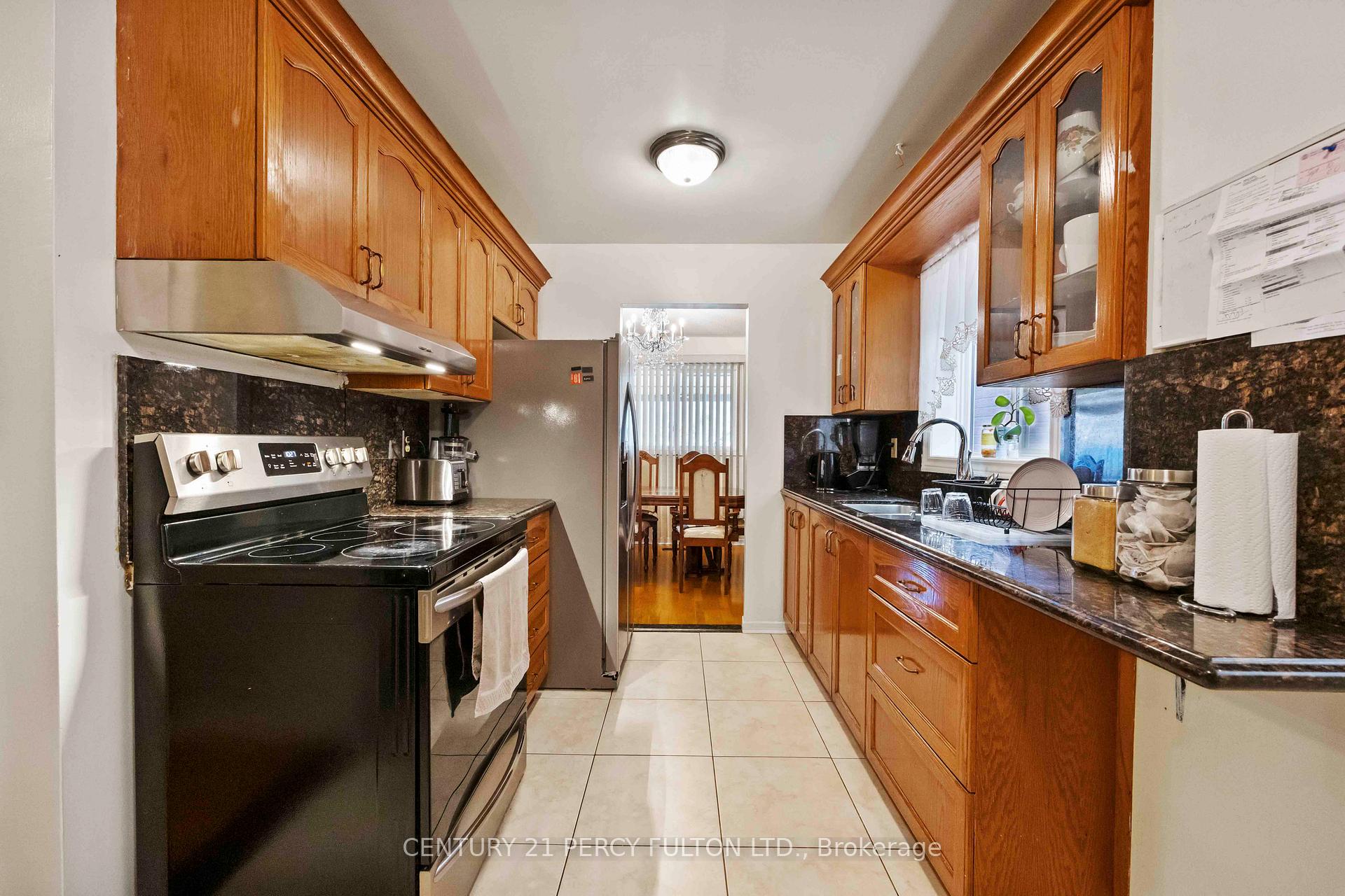 Photo 6 of 17 Woodsview Avenue, Etobicoke, West Humber-Clairville — HOMEH