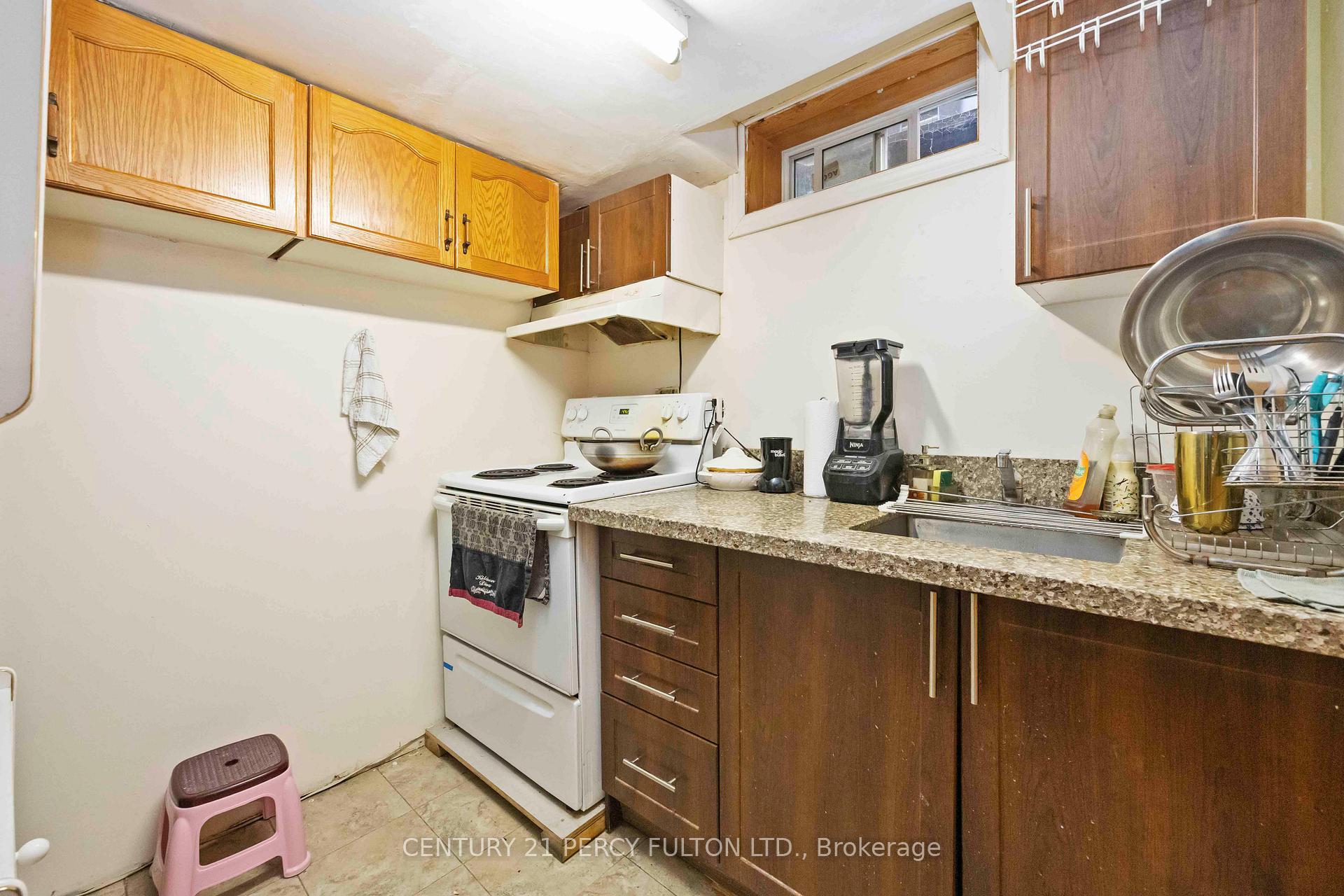 Photo 8 of 17 Woodsview Avenue, Etobicoke, West Humber-Clairville — HOMEH