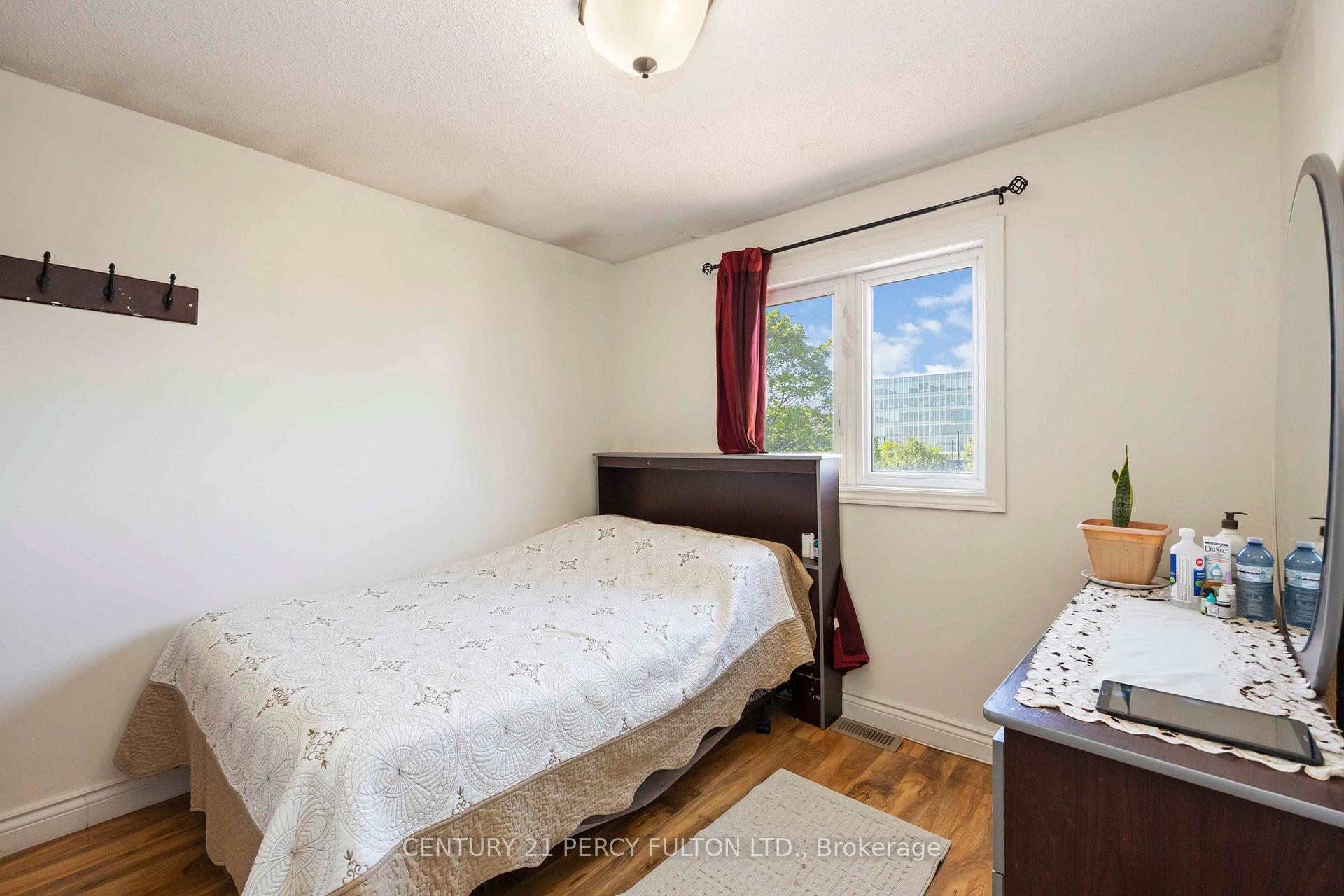 Photo 15 of 17 Woodsview Avenue, Etobicoke, West Humber-Clairville — HOMEH