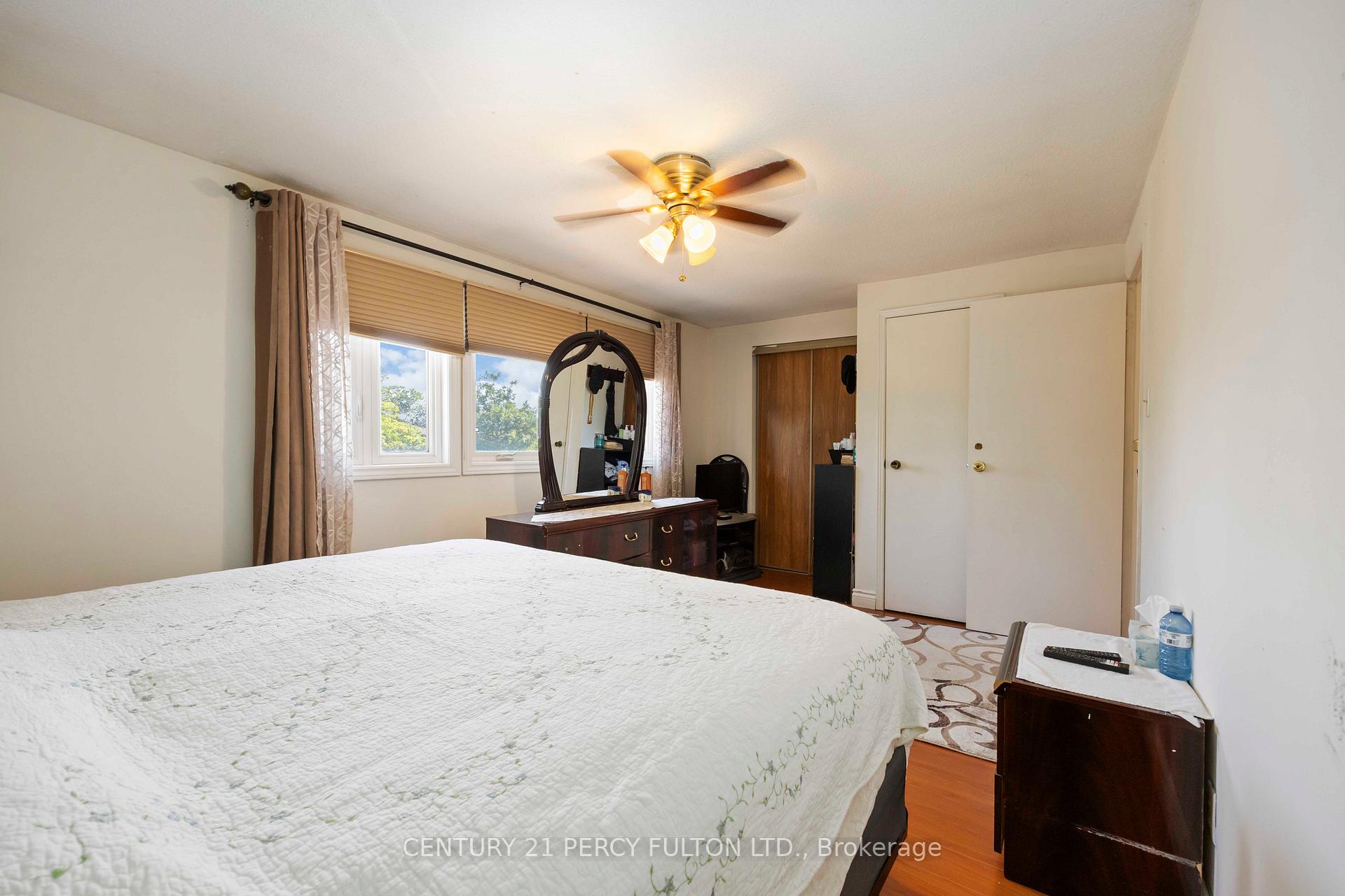 Photo 10 of 17 Woodsview Avenue, Etobicoke, West Humber-Clairville — HOMEH