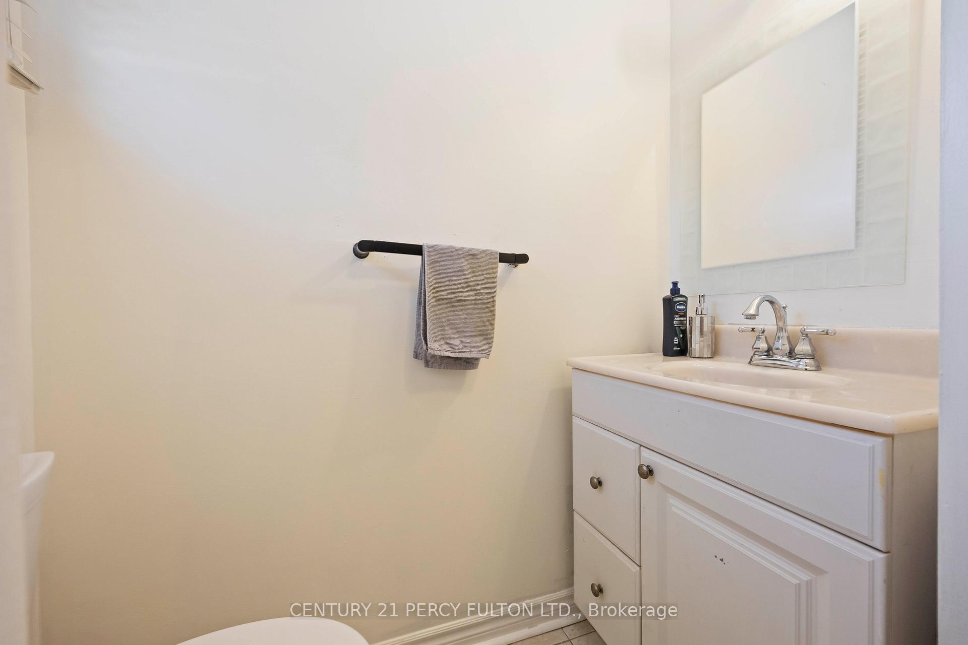 Photo 9 of 17 Woodsview Avenue, Etobicoke, West Humber-Clairville — HOMEH