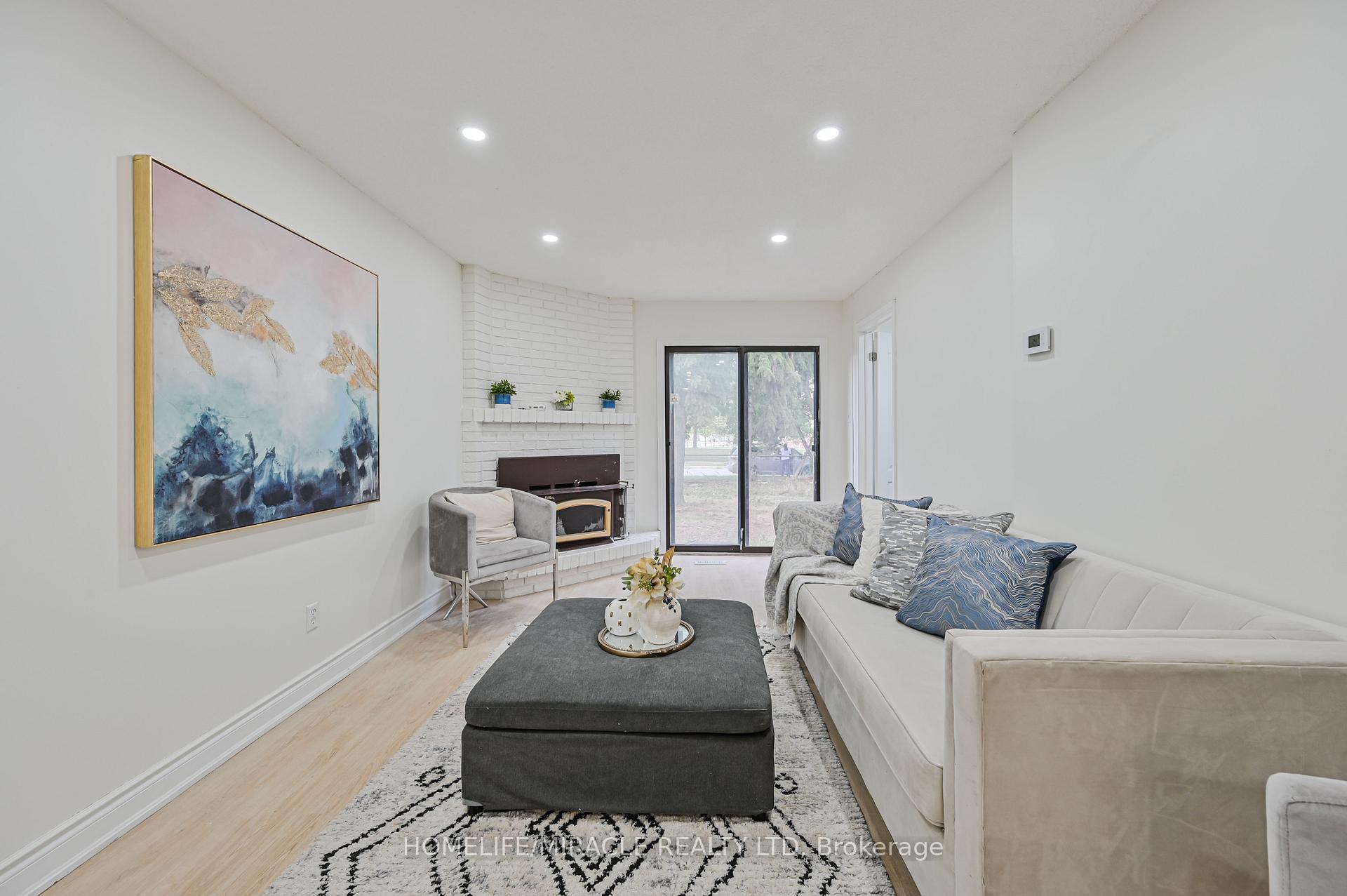 Photo 7 of 32 Woodsview Avenue, Etobicoke, West Humber-Clairville — HOMEH