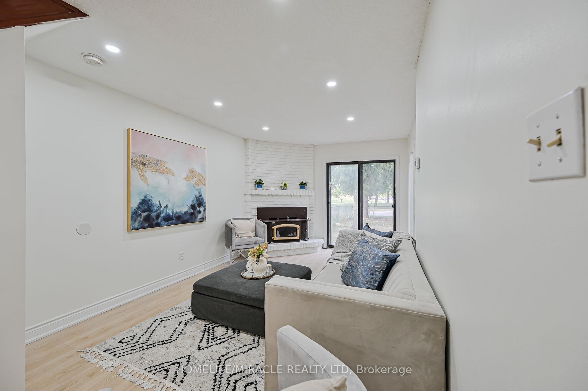 Photo 8 of 32 Woodsview Avenue, Etobicoke, West Humber-Clairville — HOMEH
