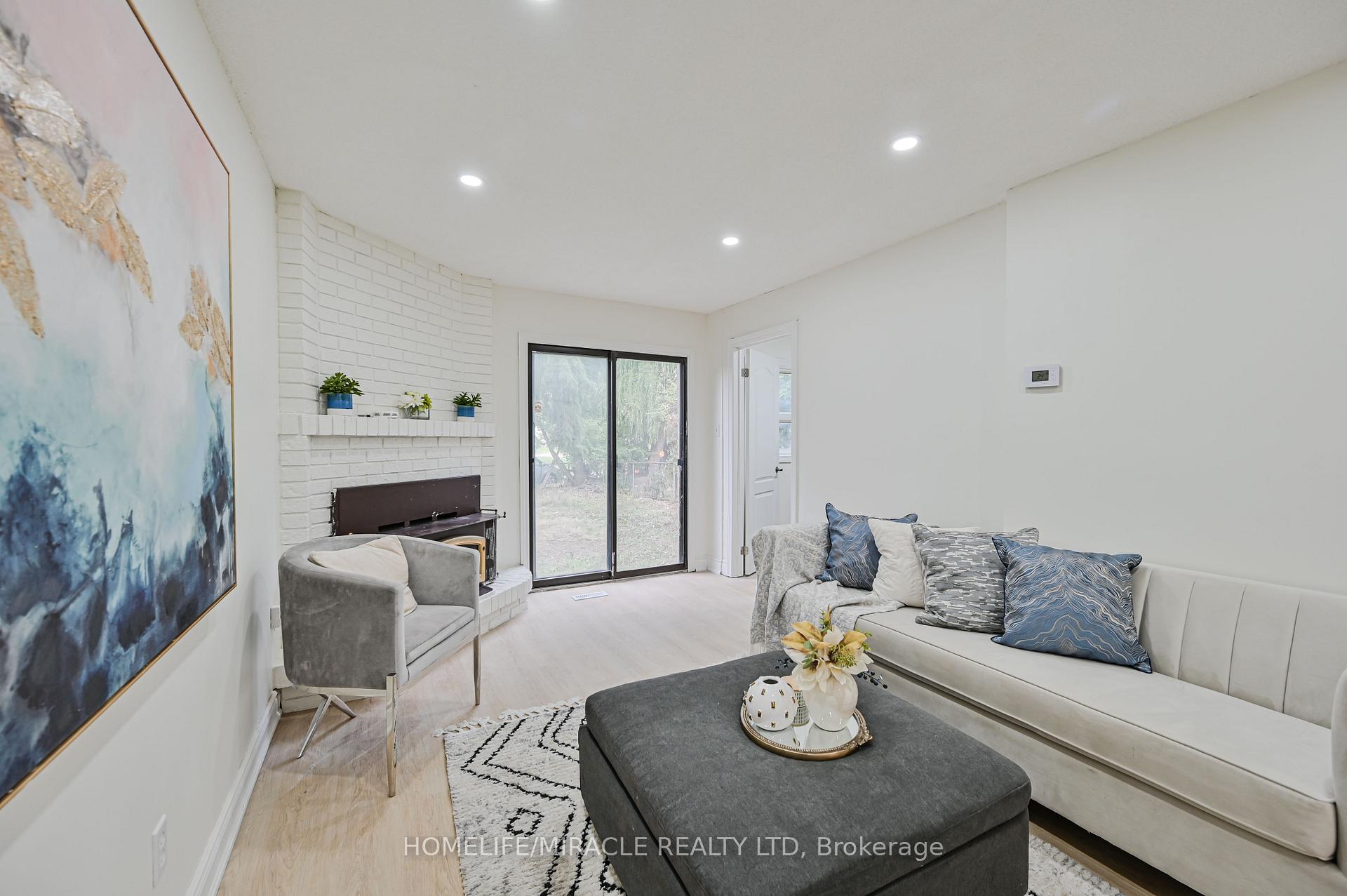 Photo 9 of 32 Woodsview Avenue, Etobicoke, West Humber-Clairville — HOMEH