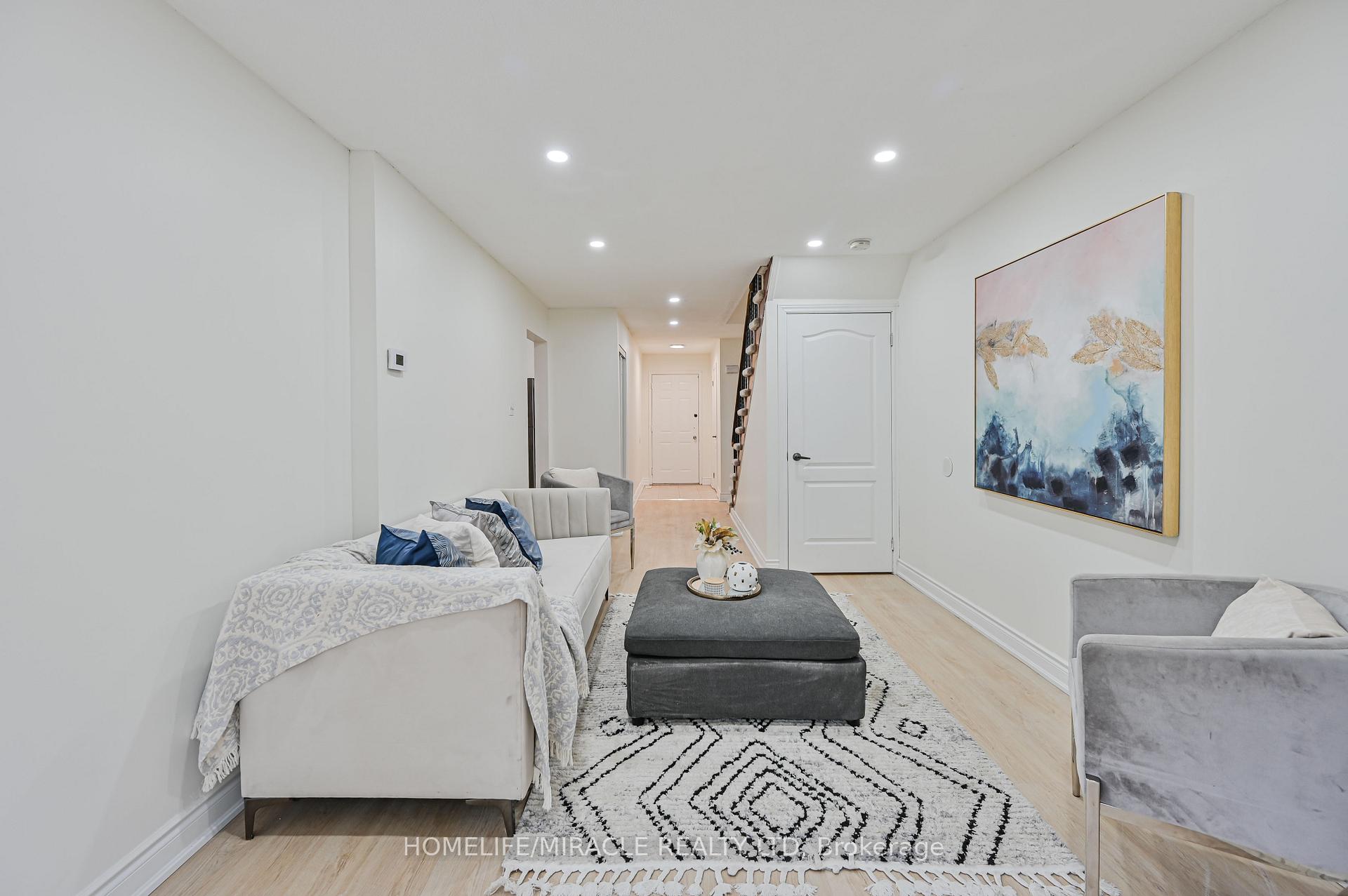 Photo 10 of 32 Woodsview Avenue, Etobicoke, West Humber-Clairville — HOMEH