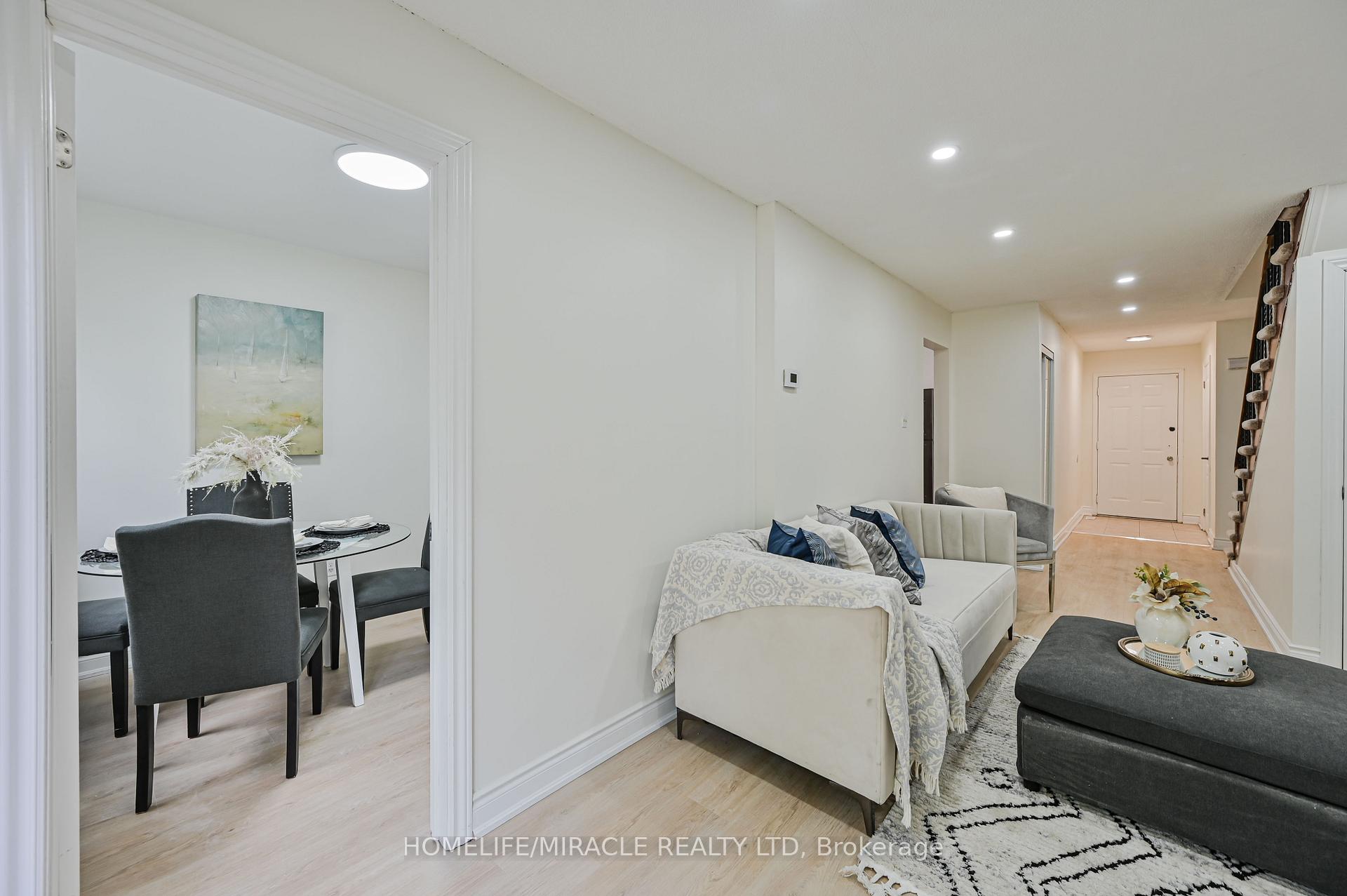 Photo 11 of 32 Woodsview Avenue, Etobicoke, West Humber-Clairville — HOMEH