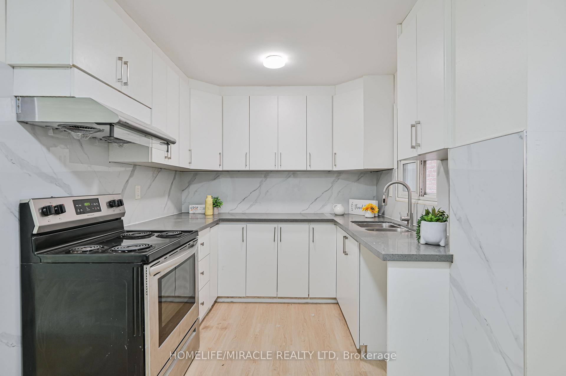 Photo 15 of 32 Woodsview Avenue, Etobicoke, West Humber-Clairville — HOMEH