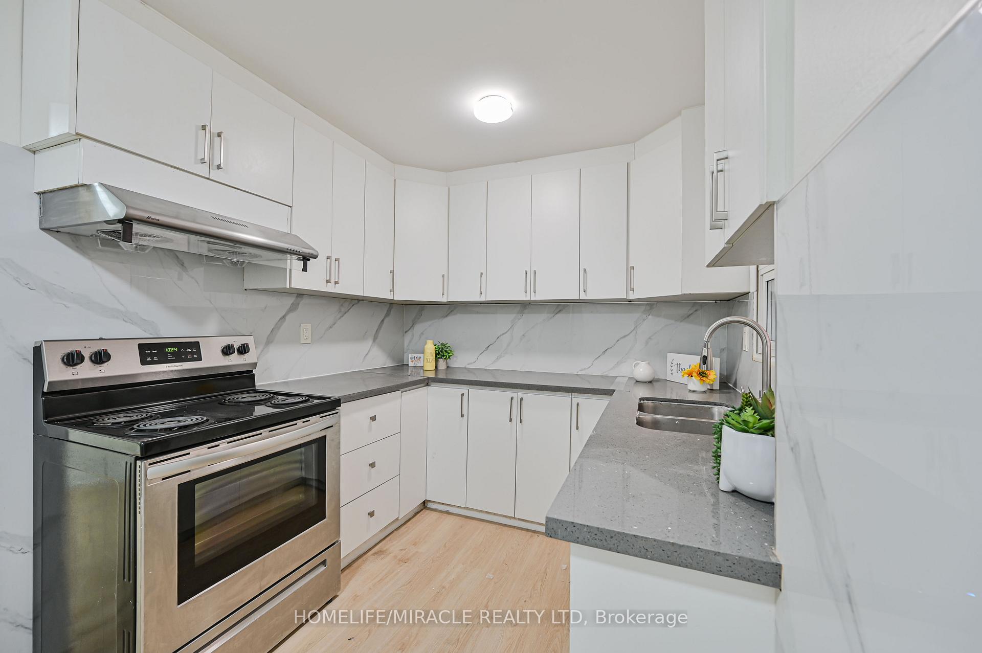 Photo 16 of 32 Woodsview Avenue, Etobicoke, West Humber-Clairville — HOMEH
