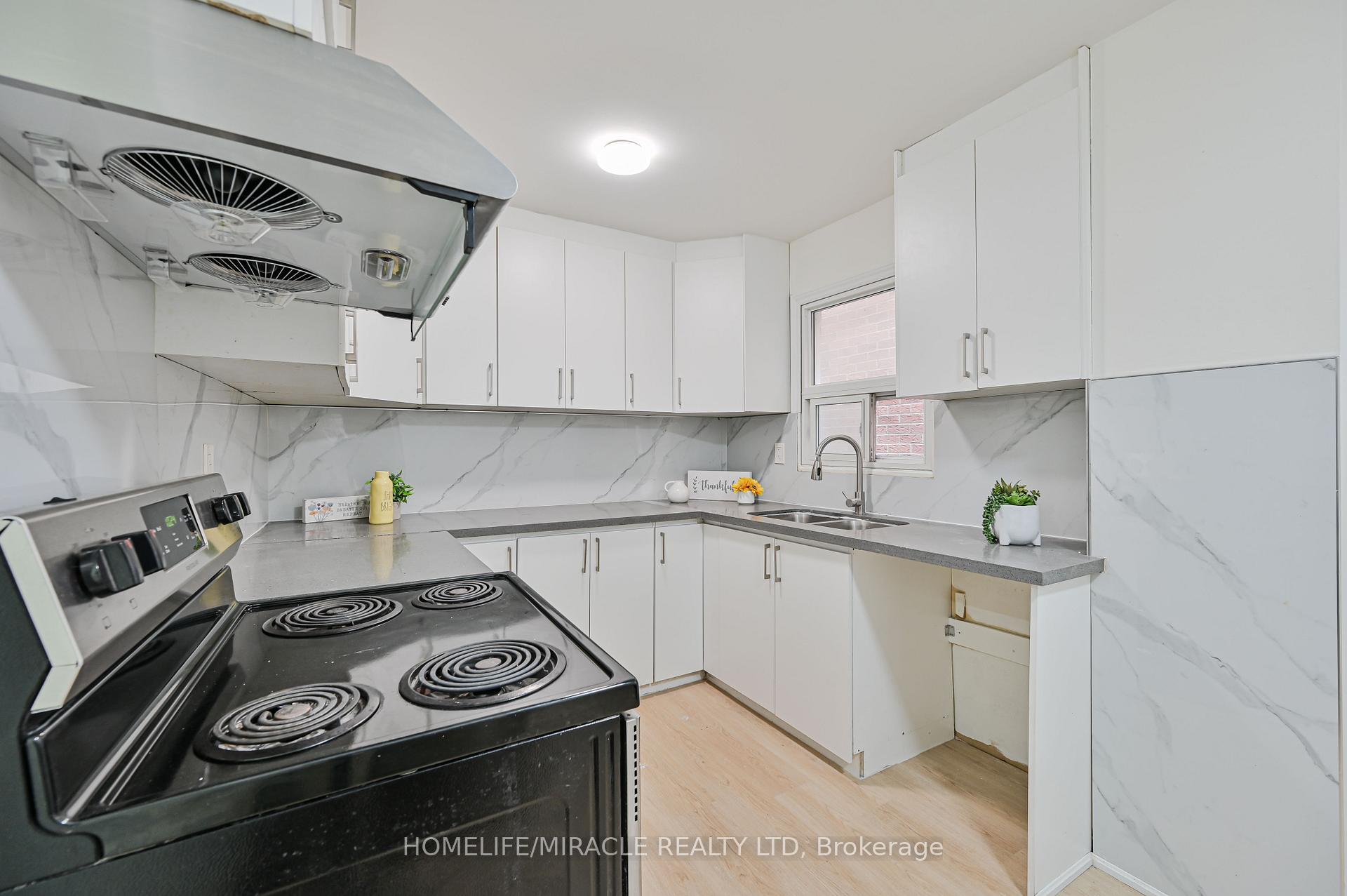 Photo 17 of 32 Woodsview Avenue, Etobicoke, West Humber-Clairville — HOMEH