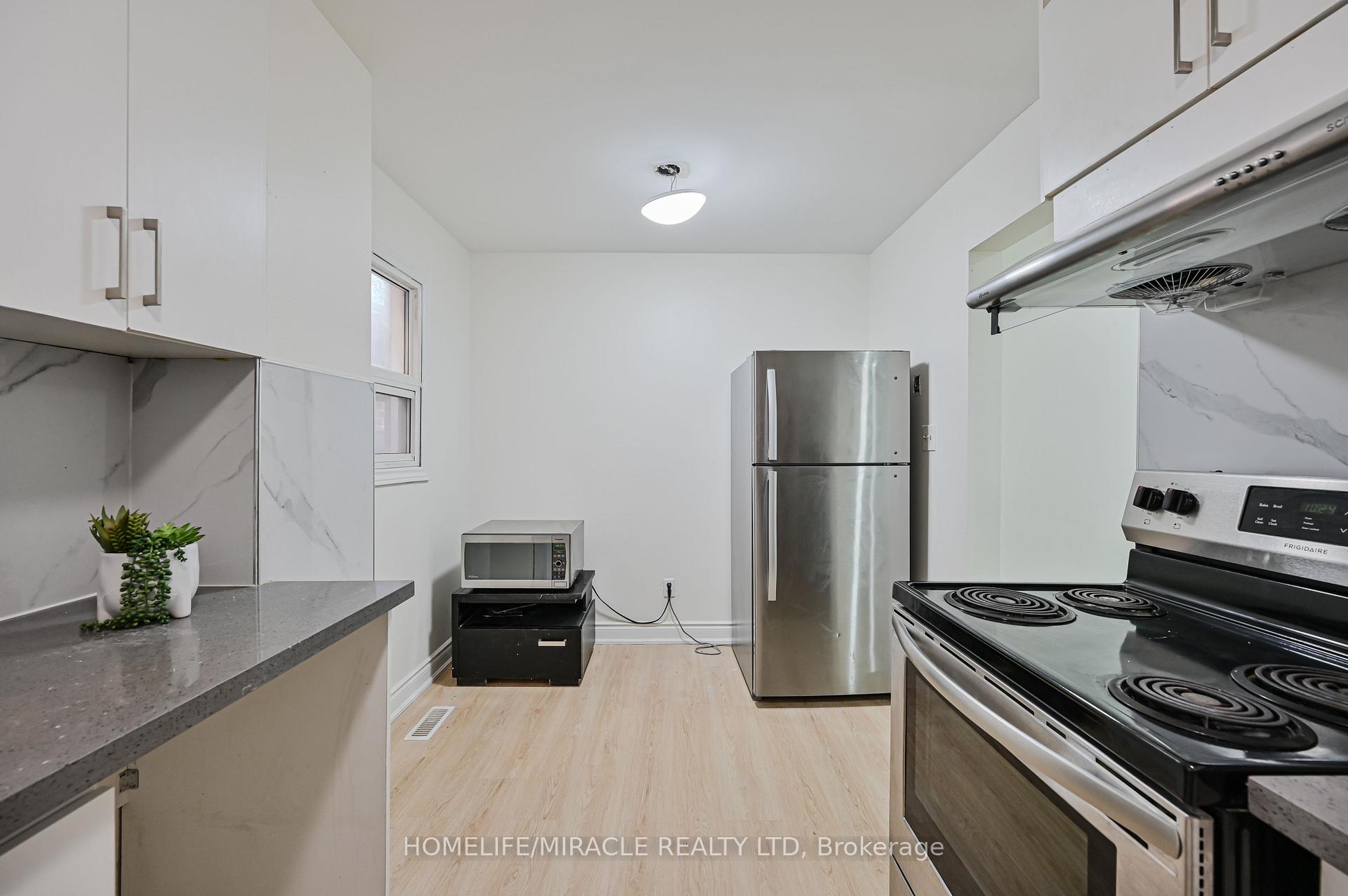 Photo 18 of 32 Woodsview Avenue, Etobicoke, West Humber-Clairville — HOMEH