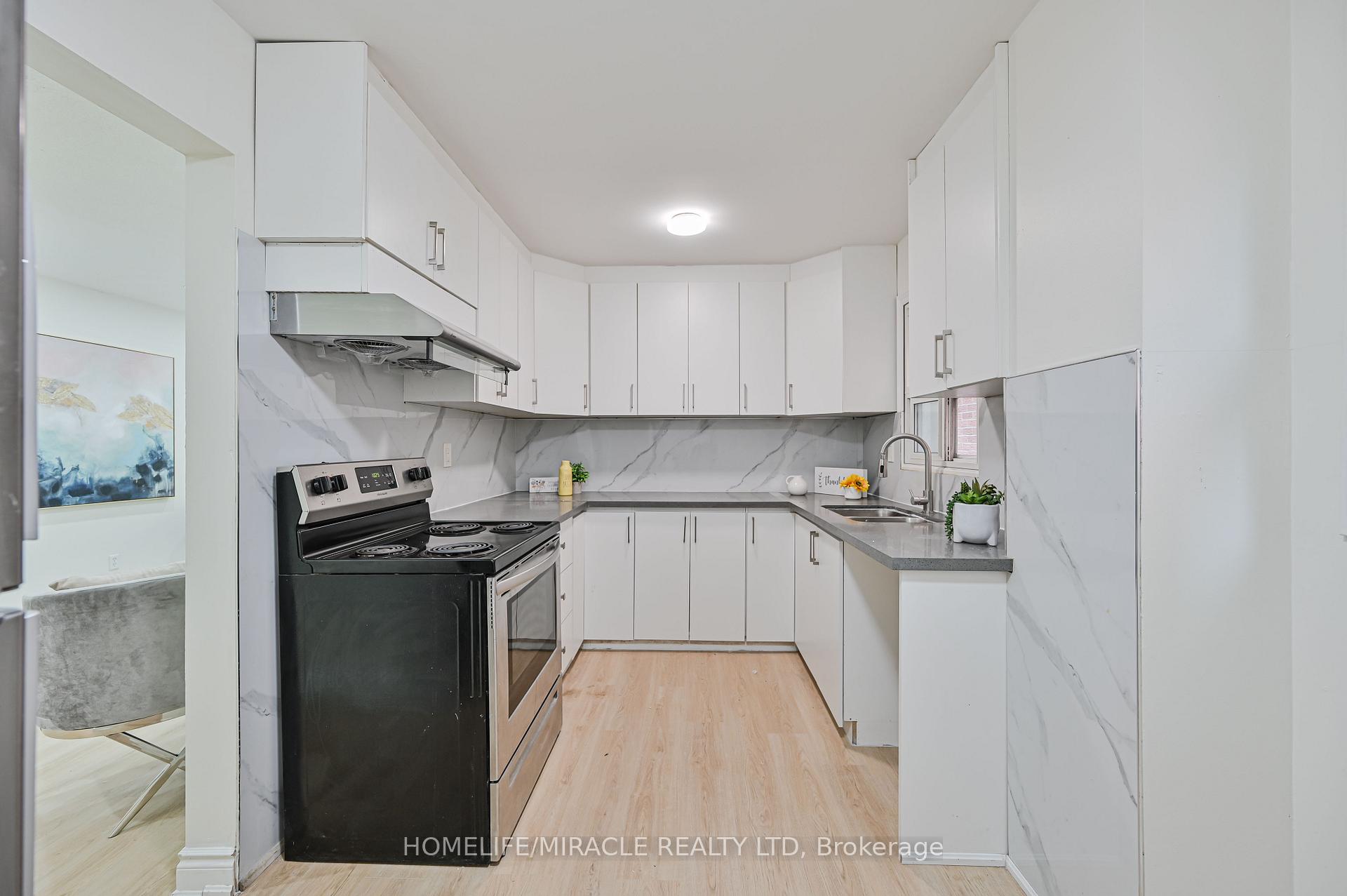 Photo 19 of 32 Woodsview Avenue, Etobicoke, West Humber-Clairville — HOMEH
