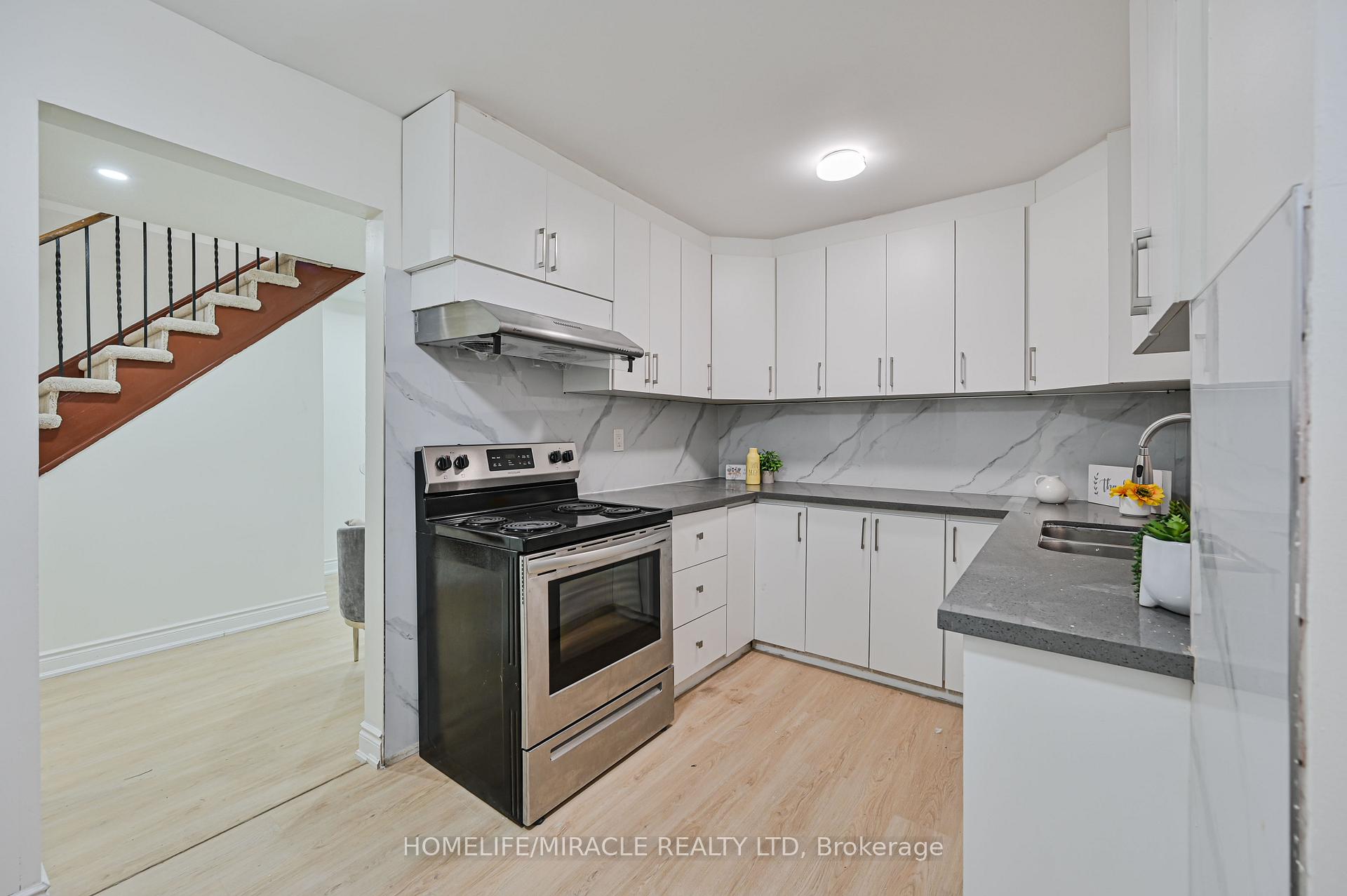 Photo 20 of 32 Woodsview Avenue, Etobicoke, West Humber-Clairville — HOMEH