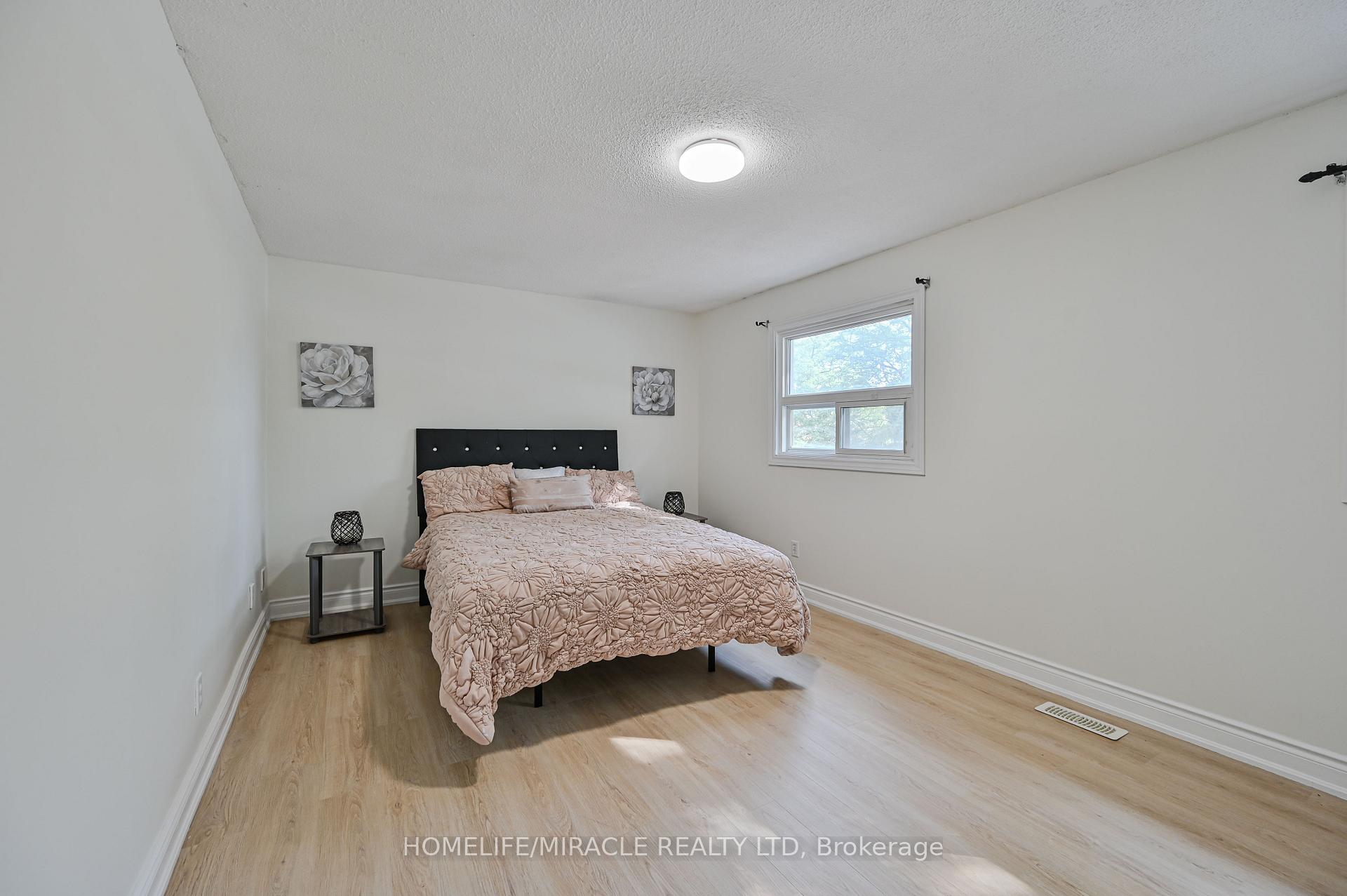 Photo 24 of 32 Woodsview Avenue, Etobicoke, West Humber-Clairville — HOMEH