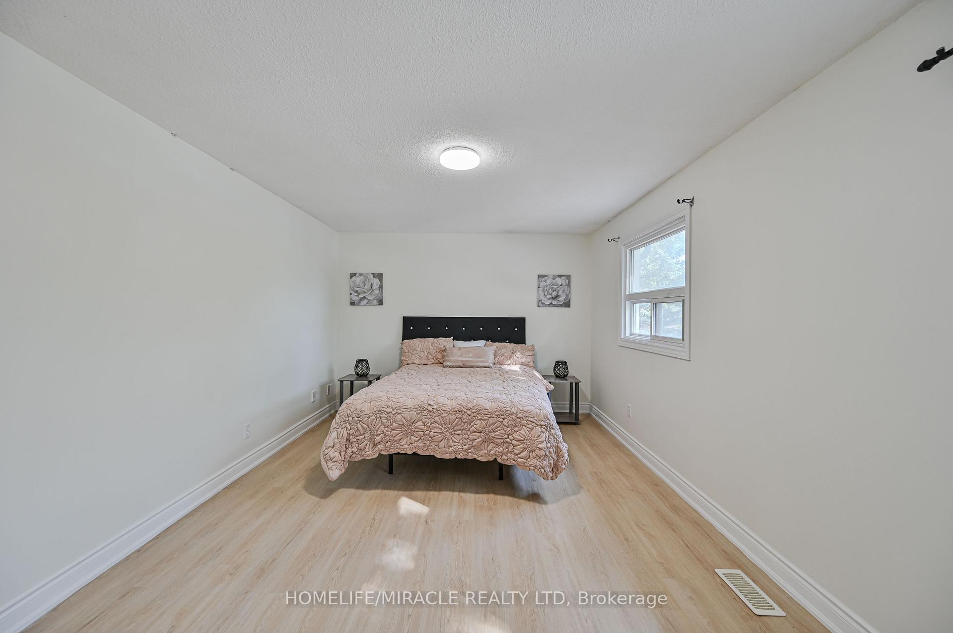 Photo 25 of 32 Woodsview Avenue, Etobicoke, West Humber-Clairville — HOMEH