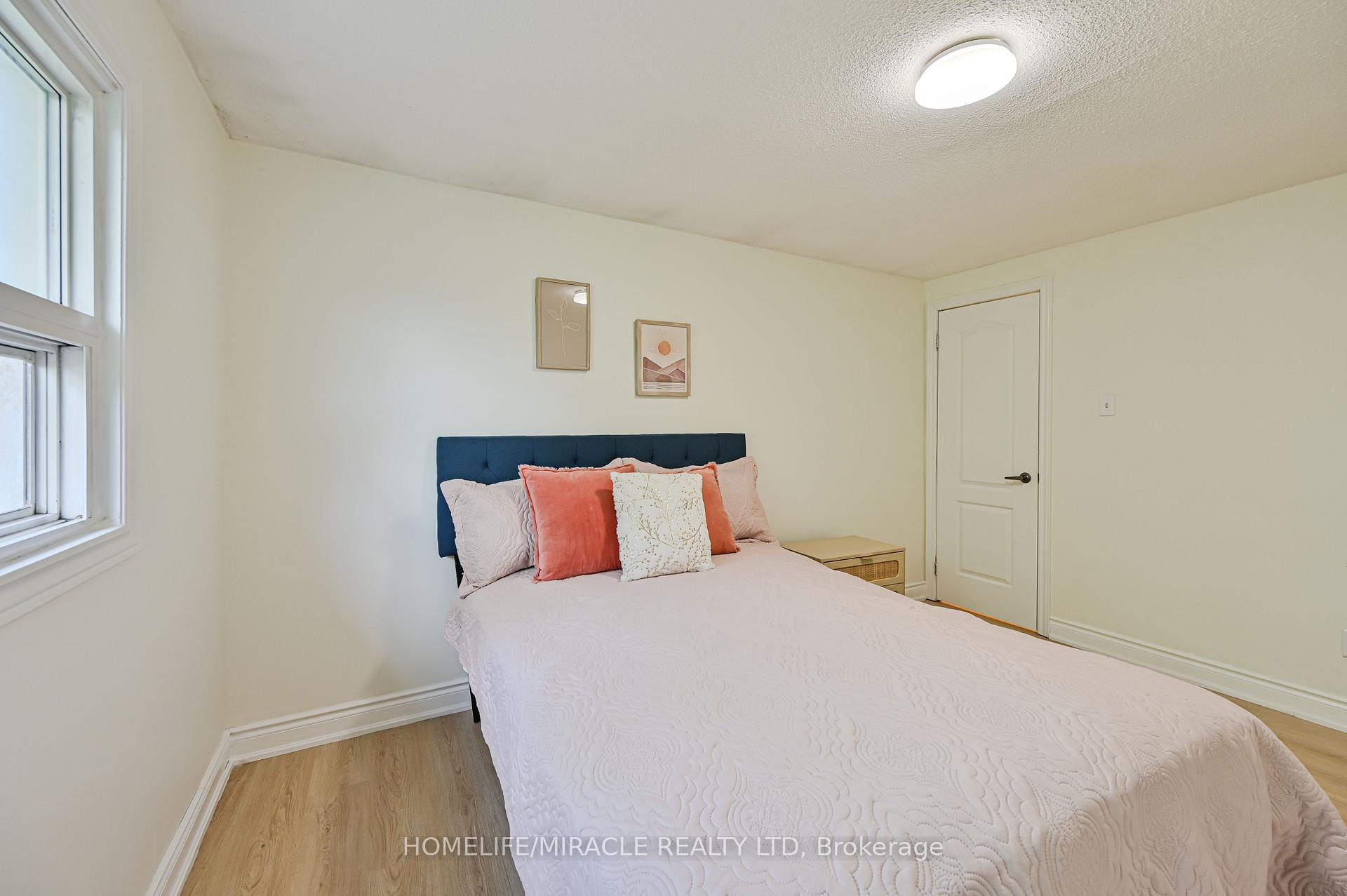 Photo 30 of 32 Woodsview Avenue, Etobicoke, West Humber-Clairville — HOMEH