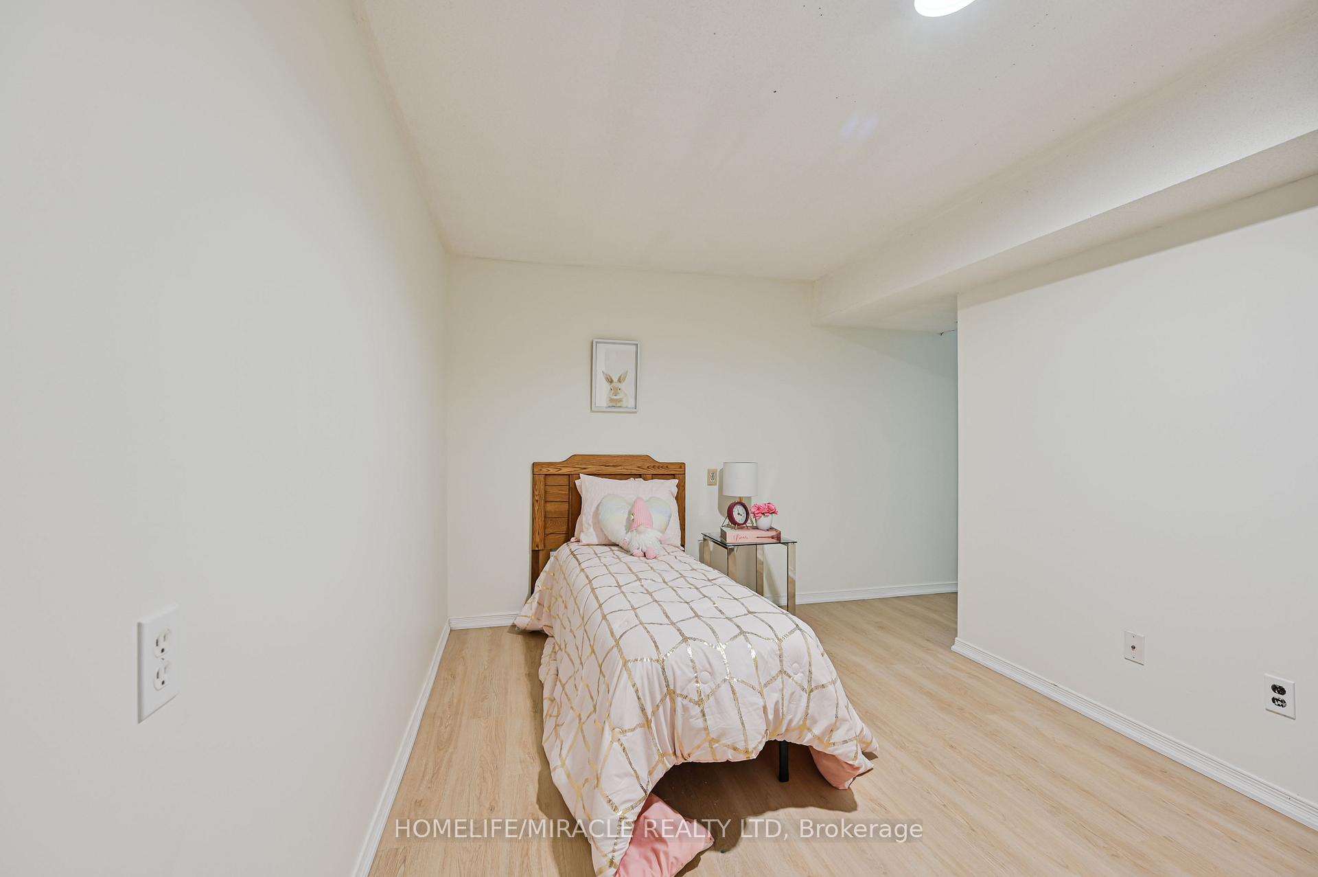 Photo 35 of 32 Woodsview Avenue, Etobicoke, West Humber-Clairville — HOMEH