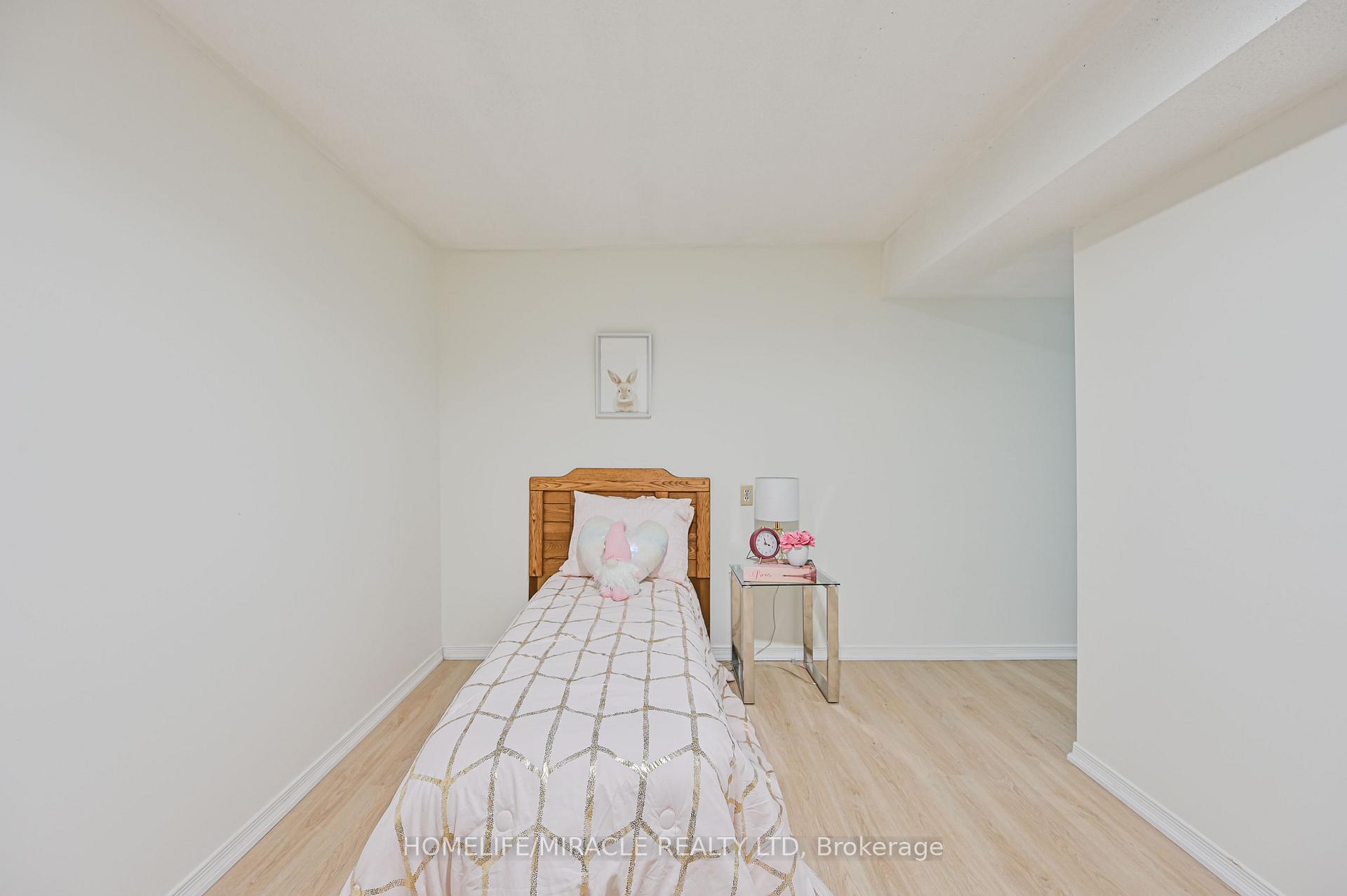 Photo 36 of 32 Woodsview Avenue, Etobicoke, West Humber-Clairville — HOMEH