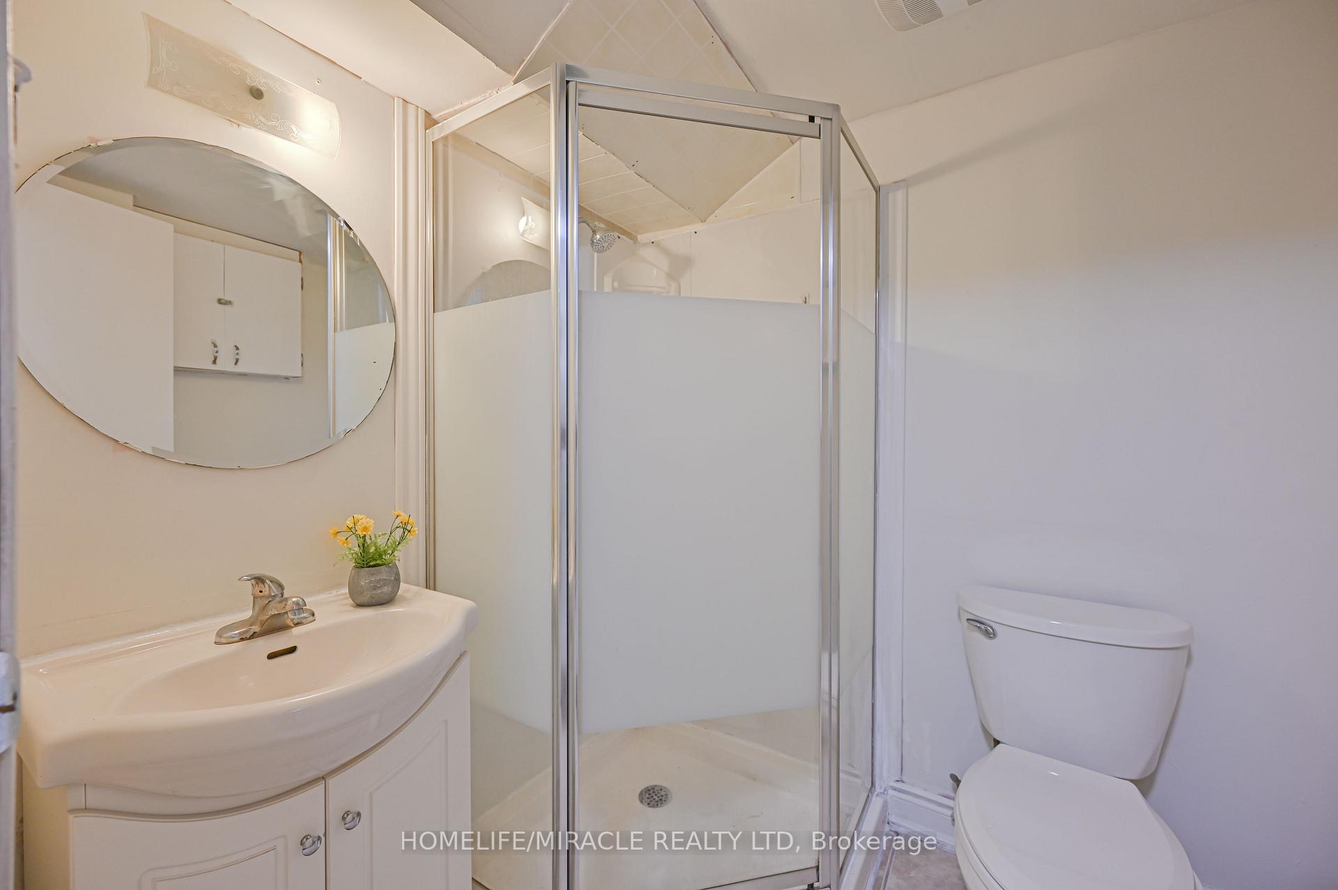 Photo 39 of 32 Woodsview Avenue, Etobicoke, West Humber-Clairville — HOMEH