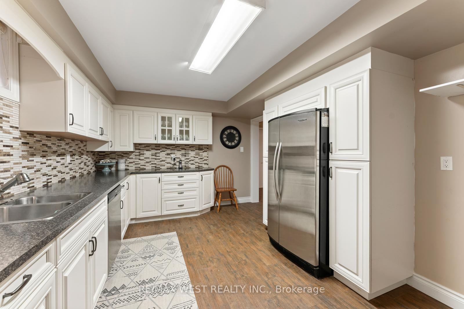 Photo 5 of 14 Mercury Road, Etobicoke, West Humber-Clairville — HOMEH