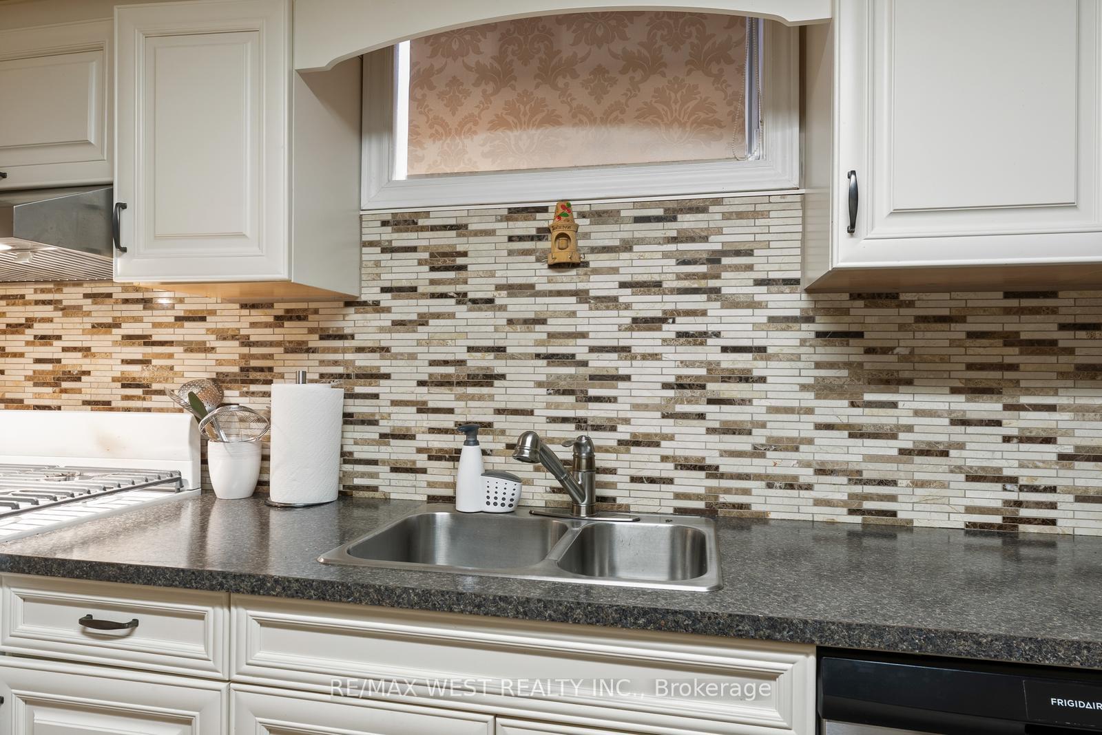 Photo 6 of 14 Mercury Road, Etobicoke, West Humber-Clairville — HOMEH