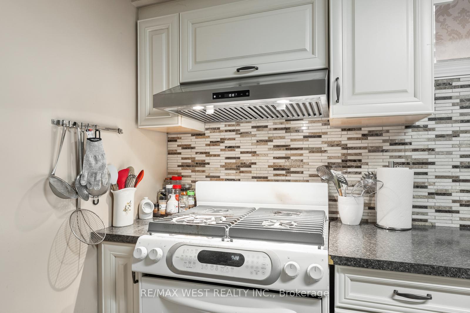 Photo 7 of 14 Mercury Road, Etobicoke, West Humber-Clairville — HOMEH
