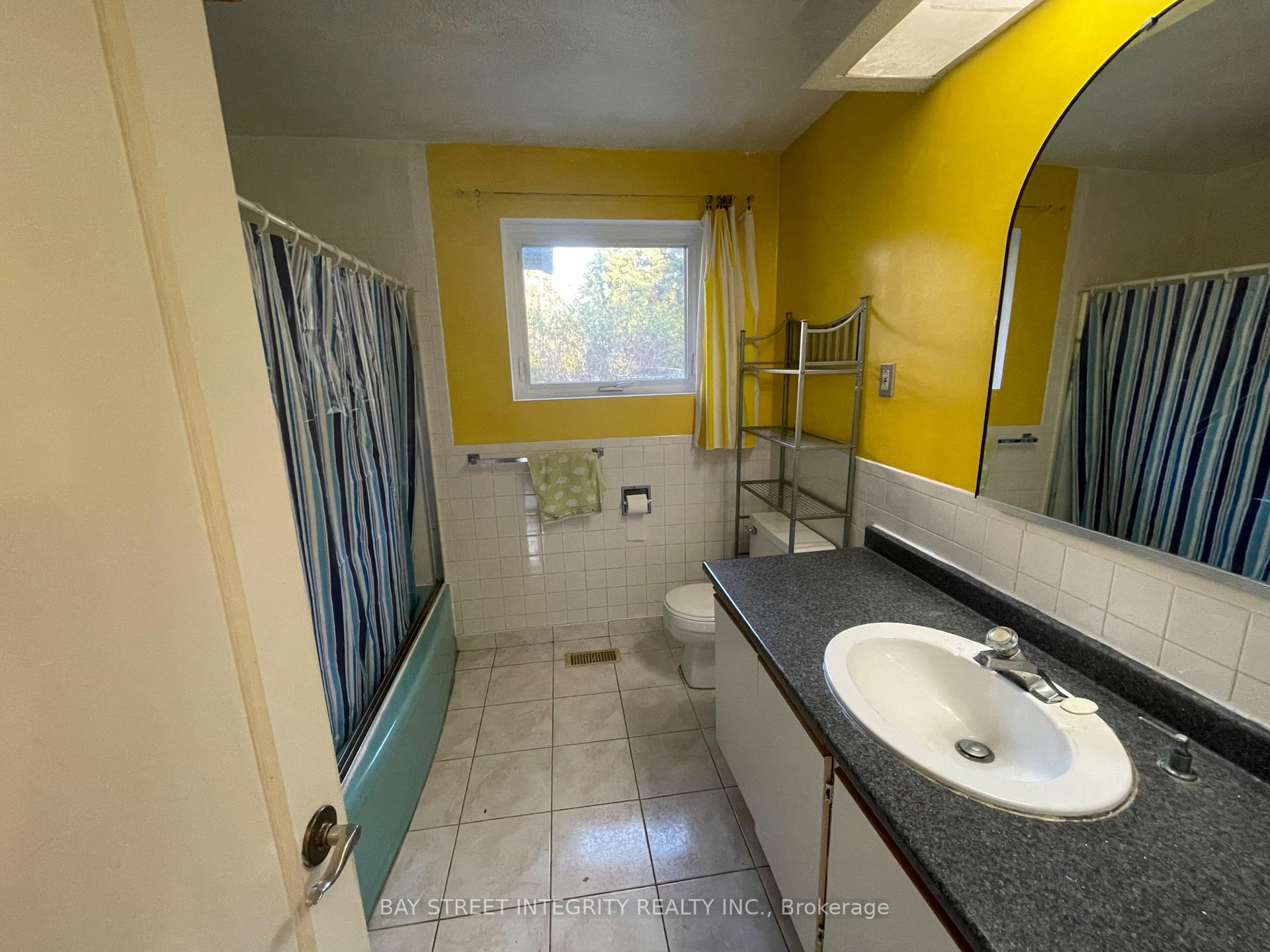 Photo 4 of Unit MAIN, 20 Caverley Drive, Etobicoke, Willowridge-Martingrove-Richview — HOMEH
