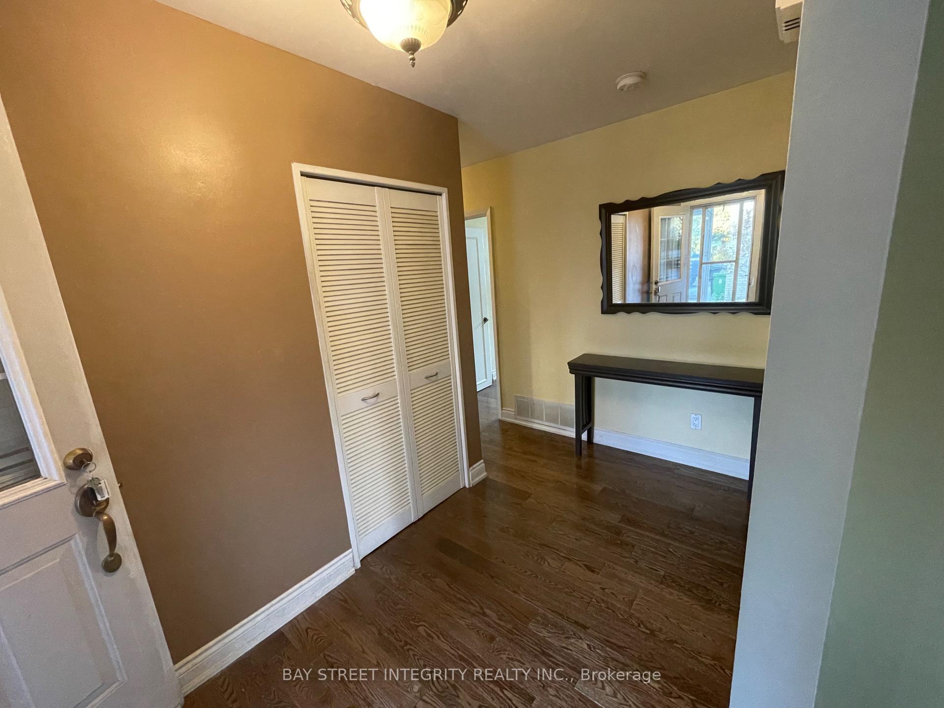 Photo 5 of Unit MAIN, 20 Caverley Drive, Etobicoke, Willowridge-Martingrove-Richview — HOMEH