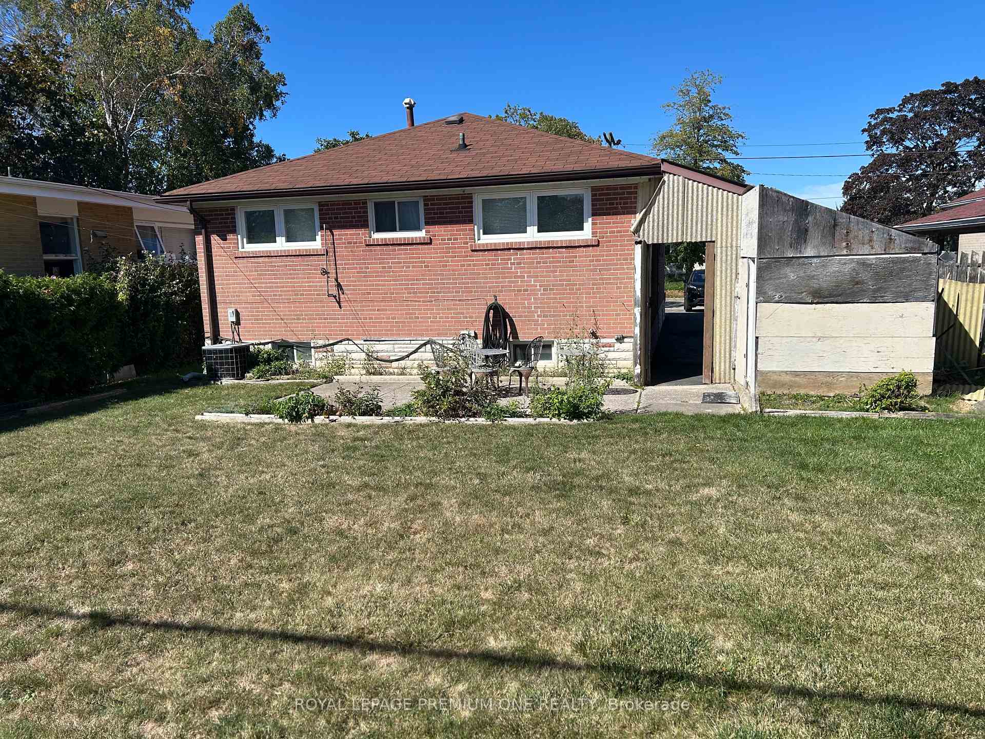 Photo 2 of 33 Monterrey Drive W, Etobicoke, Thistletown-Beaumonde Heights — HOMEH
