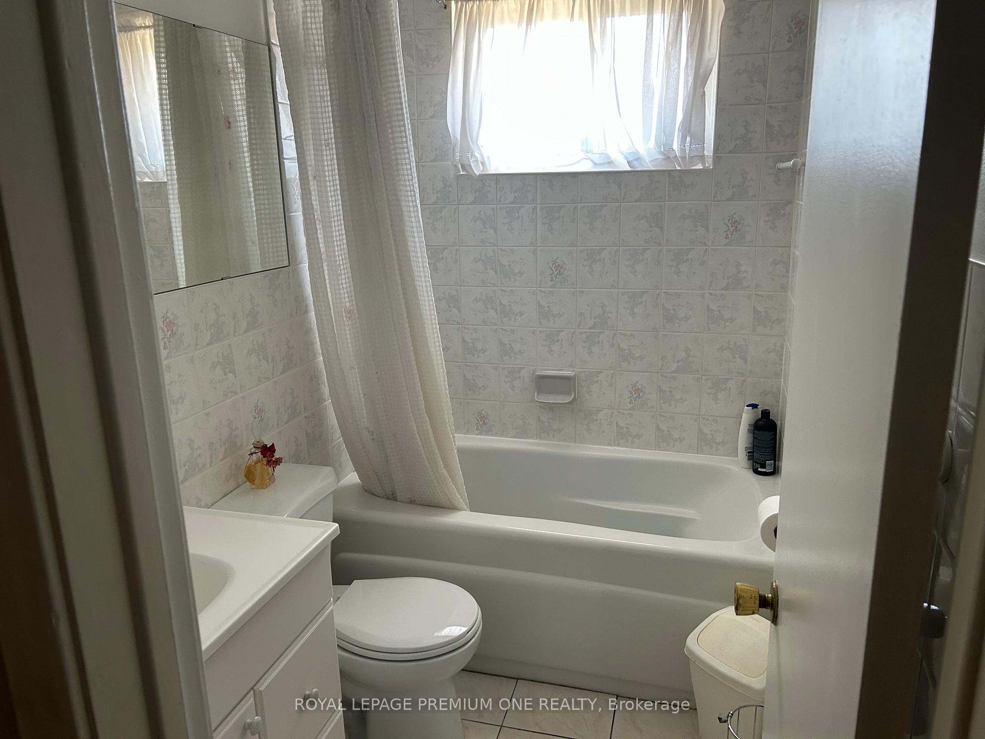 Photo 8 of 33 Monterrey Drive W, Etobicoke, Thistletown-Beaumonde Heights — HOMEH